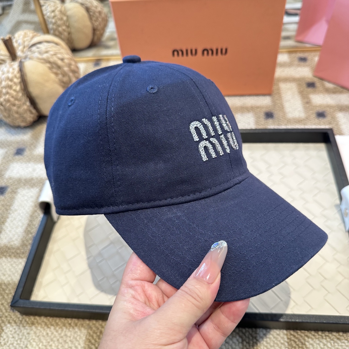 MiuMiu新款棒球帽帽子的版型很好，不管怎么搭配都好看，秋冬look配饰😎