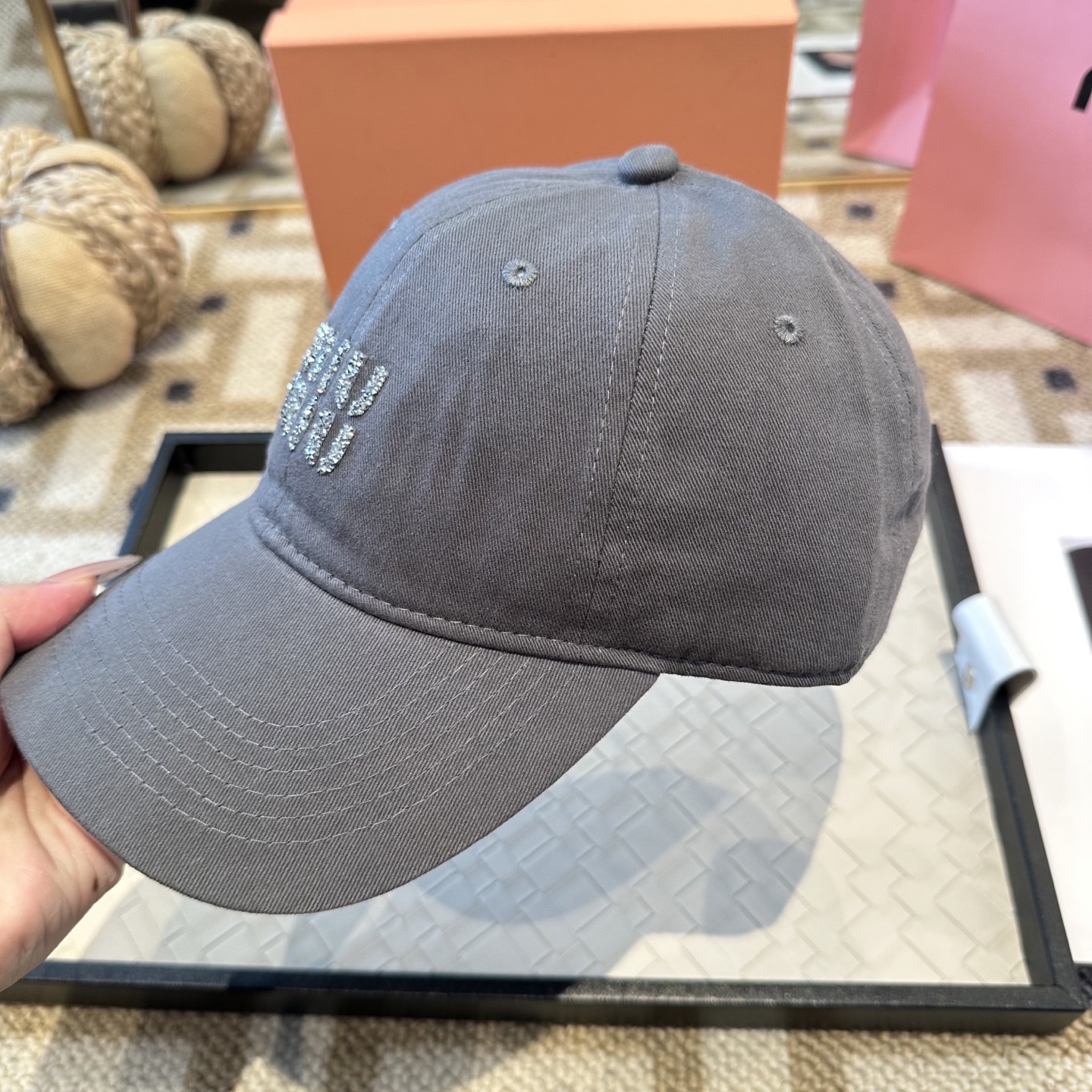 MiuMiu新款棒球帽帽子的版型很好，不管怎么搭配都好看，秋冬look配饰😎