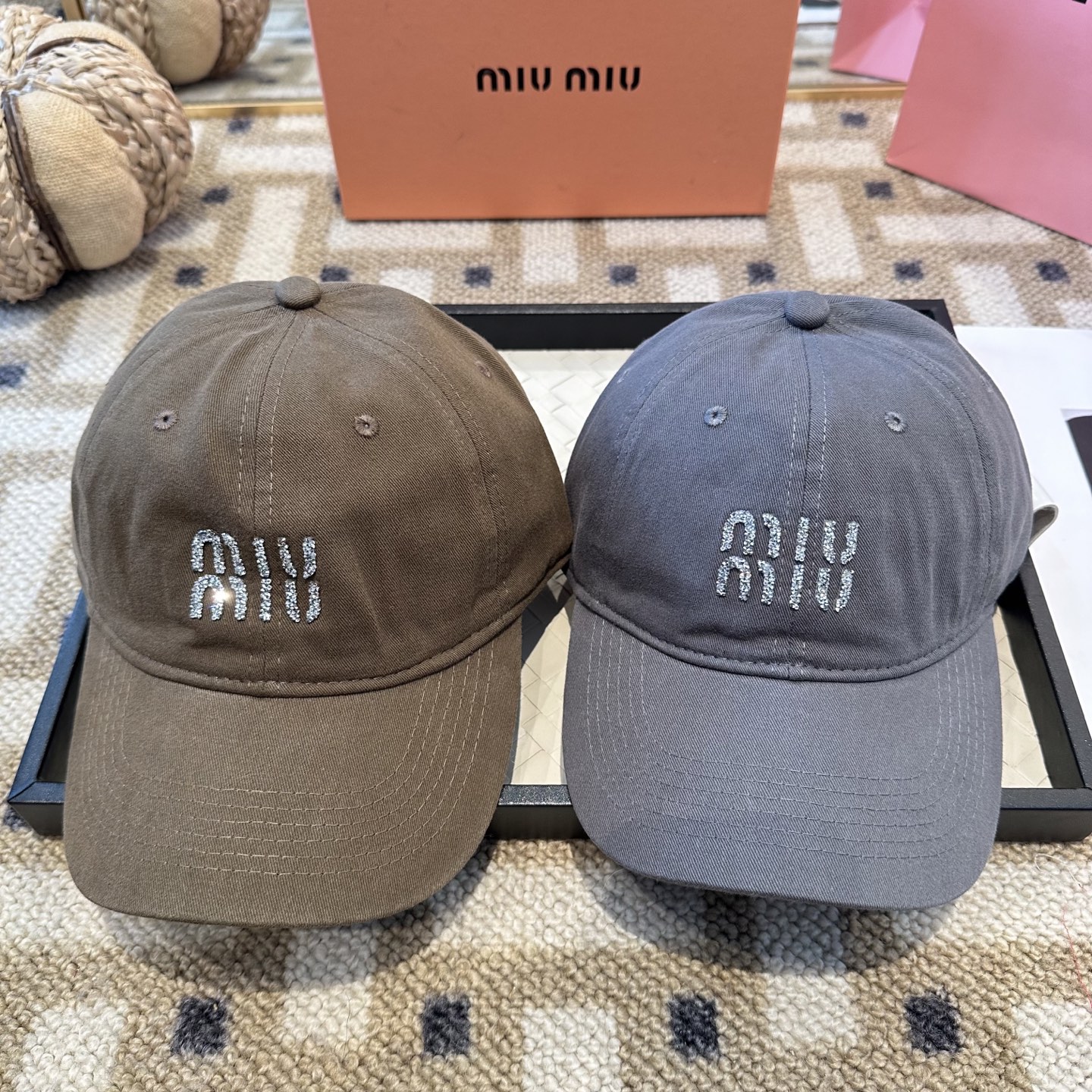 MiuMiu新款棒球帽帽子的版型很好，不管怎么搭配都好看，秋冬look配饰😎