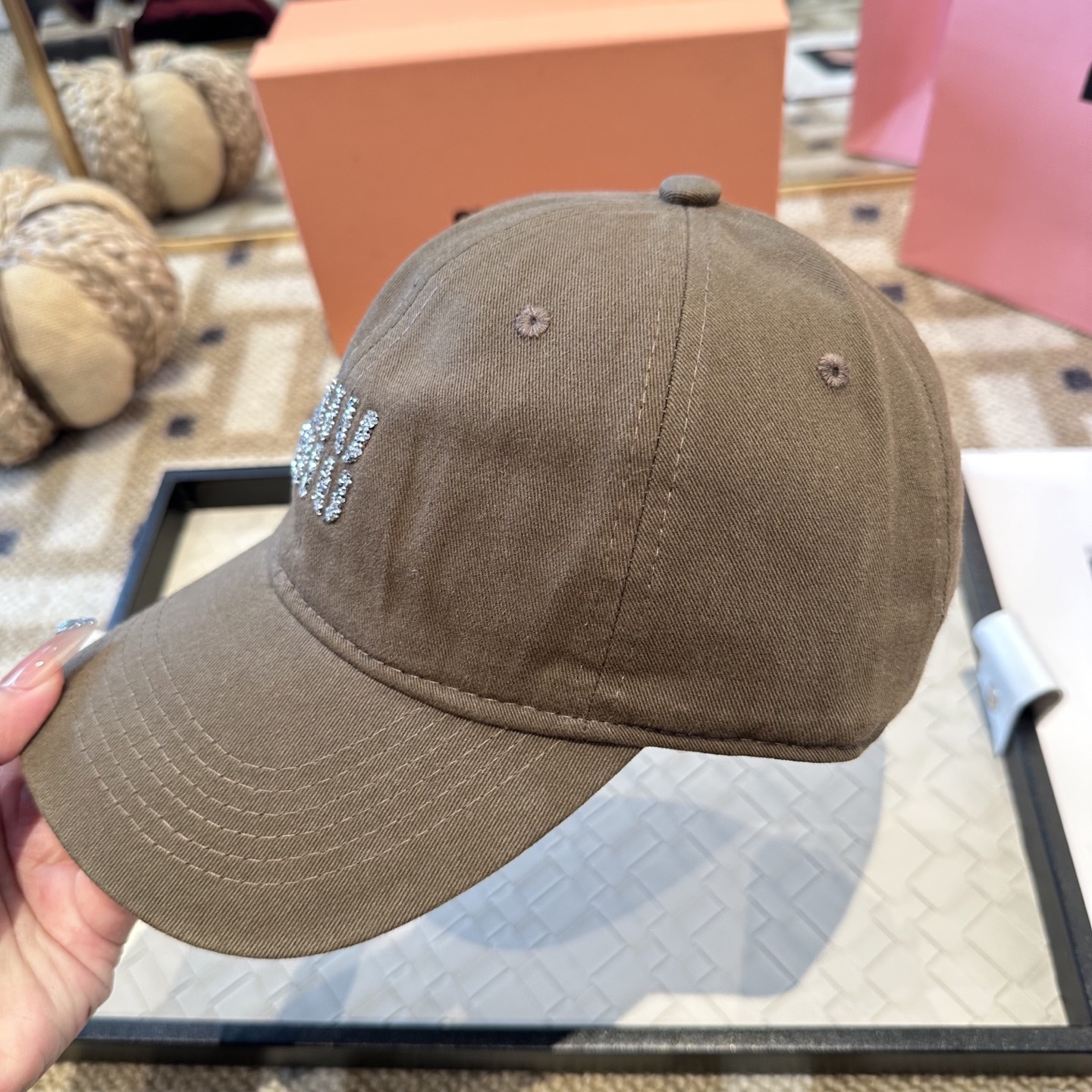 MiuMiu新款棒球帽帽子的版型很好，不管怎么搭配都好看，秋冬look配饰😎