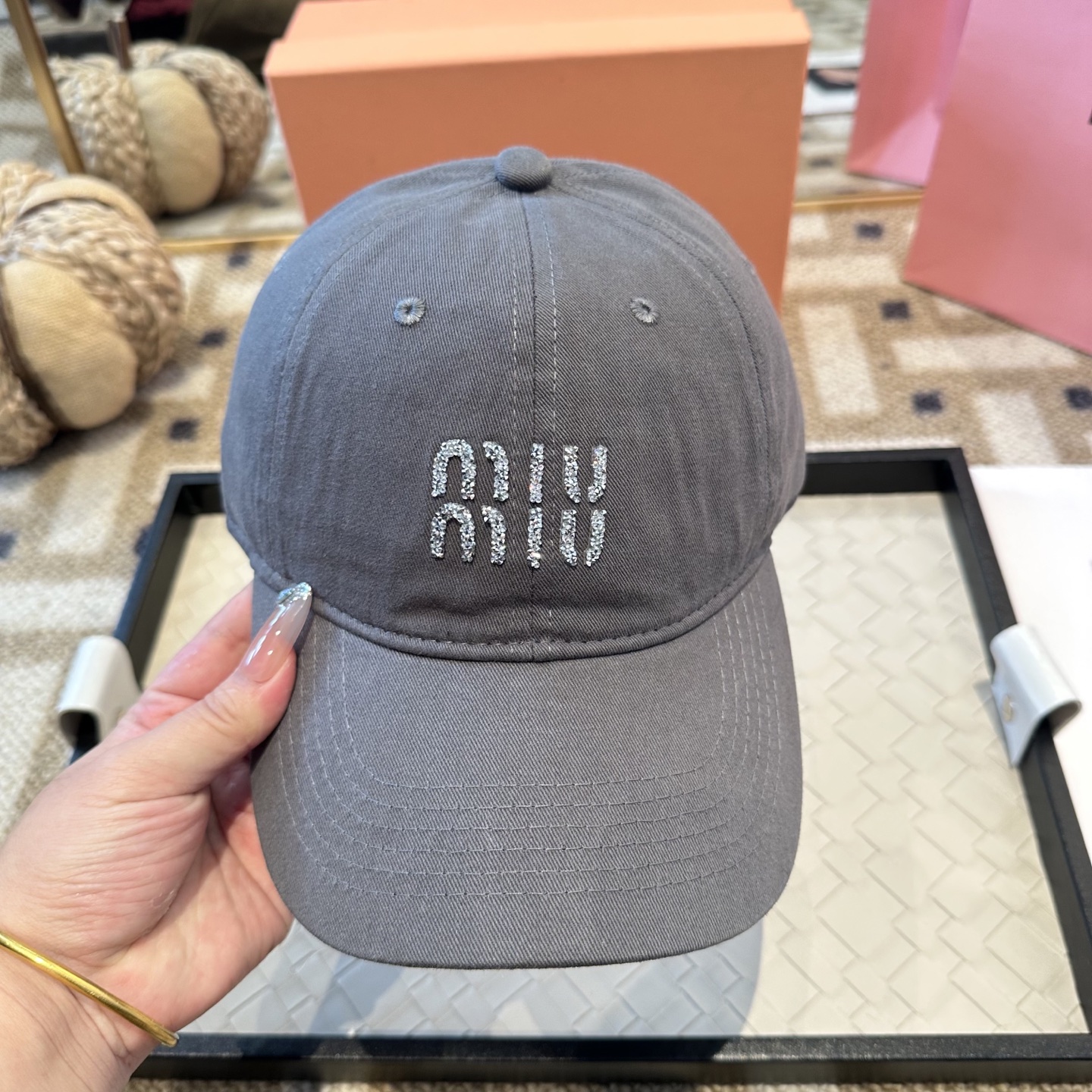 MiuMiu新款棒球帽帽子的版型很好，不管怎么搭配都好看，秋冬look配饰😎