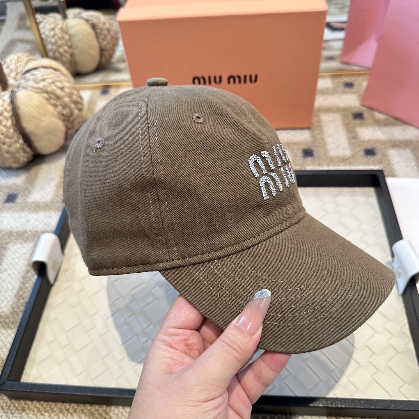 MiuMiu新款棒球帽帽子的版型很好，不管怎么搭配都好看，秋冬look配饰😎