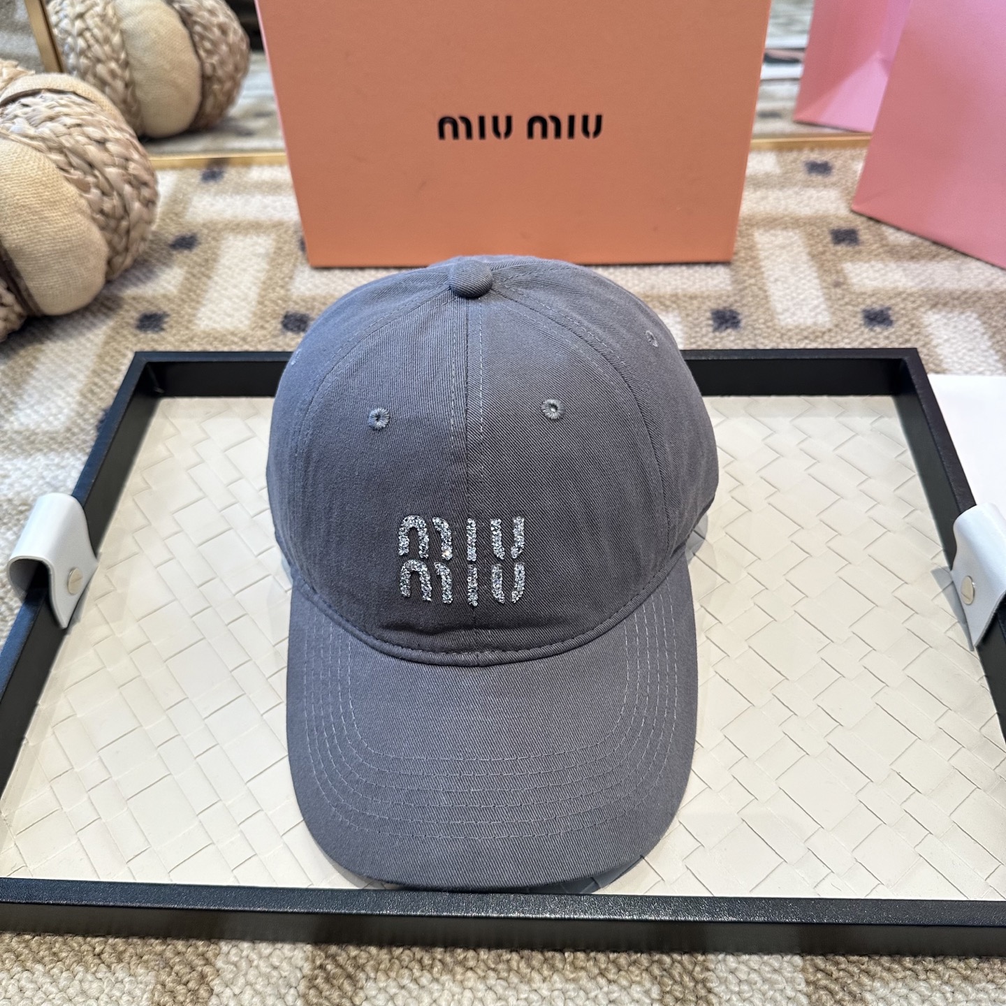 MiuMiu新款棒球帽帽子的版型很好，不管怎么搭配都好看，秋冬look配饰😎