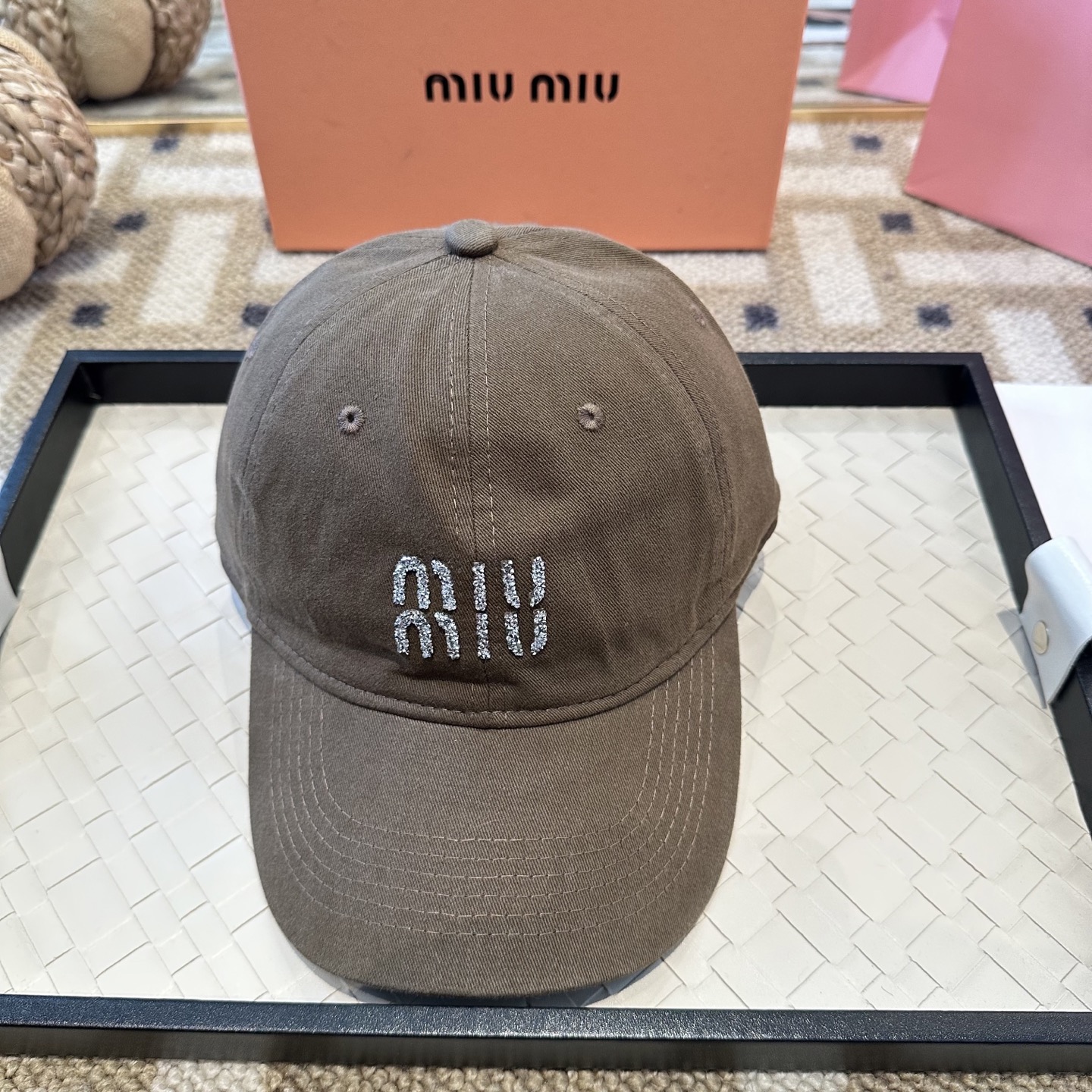 MiuMiu新款棒球帽帽子的版型很好，不管怎么搭配都好看，秋冬look配饰😎