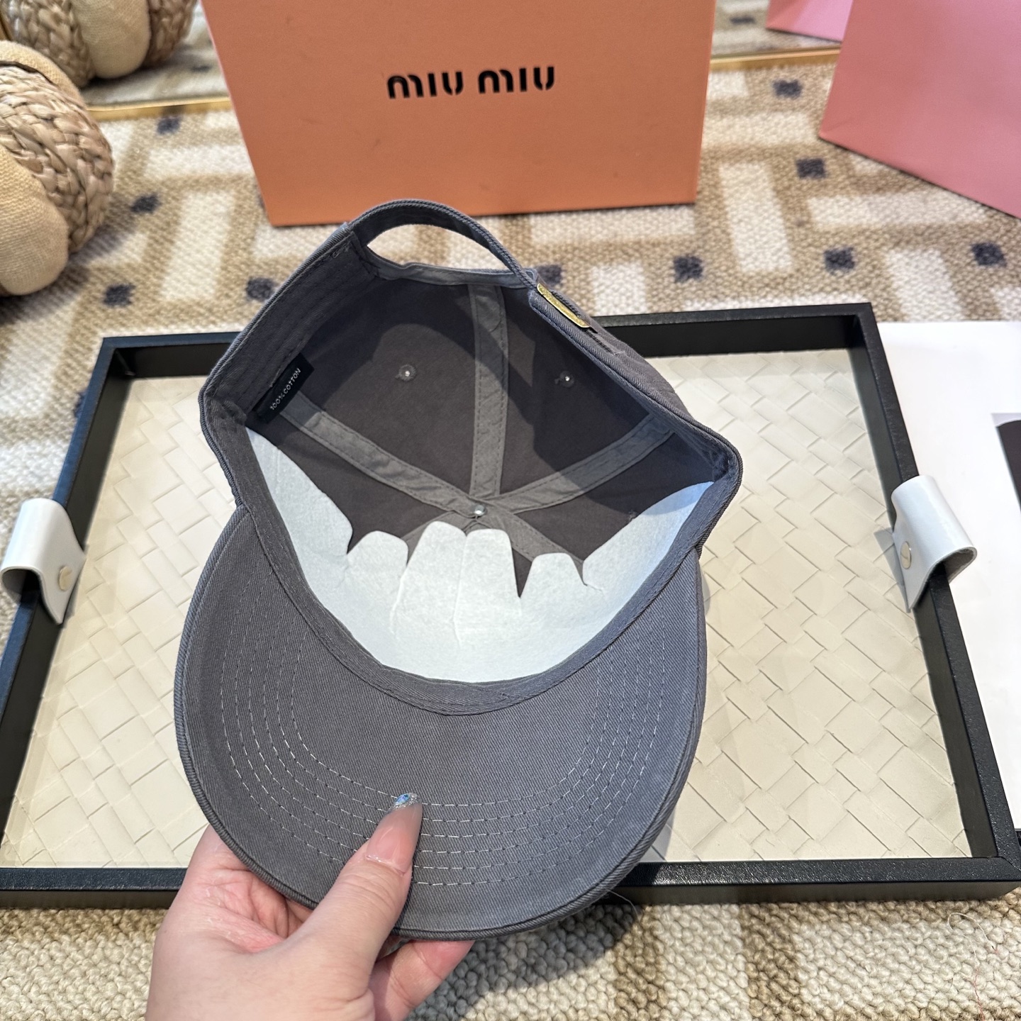 MiuMiu新款棒球帽帽子的版型很好，不管怎么搭配都好看，秋冬look配饰😎