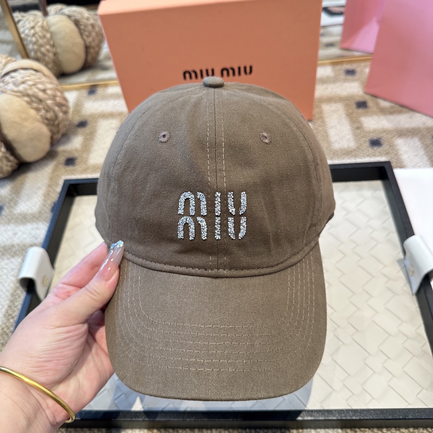 MiuMiu新款棒球帽帽子的版型很好，不管怎么搭配都好看，秋冬look配饰😎