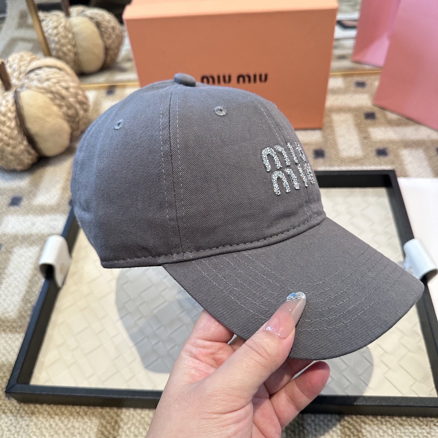 MiuMiu新款棒球帽帽子的版型很好，不管怎么搭配都好看，秋冬look配饰😎