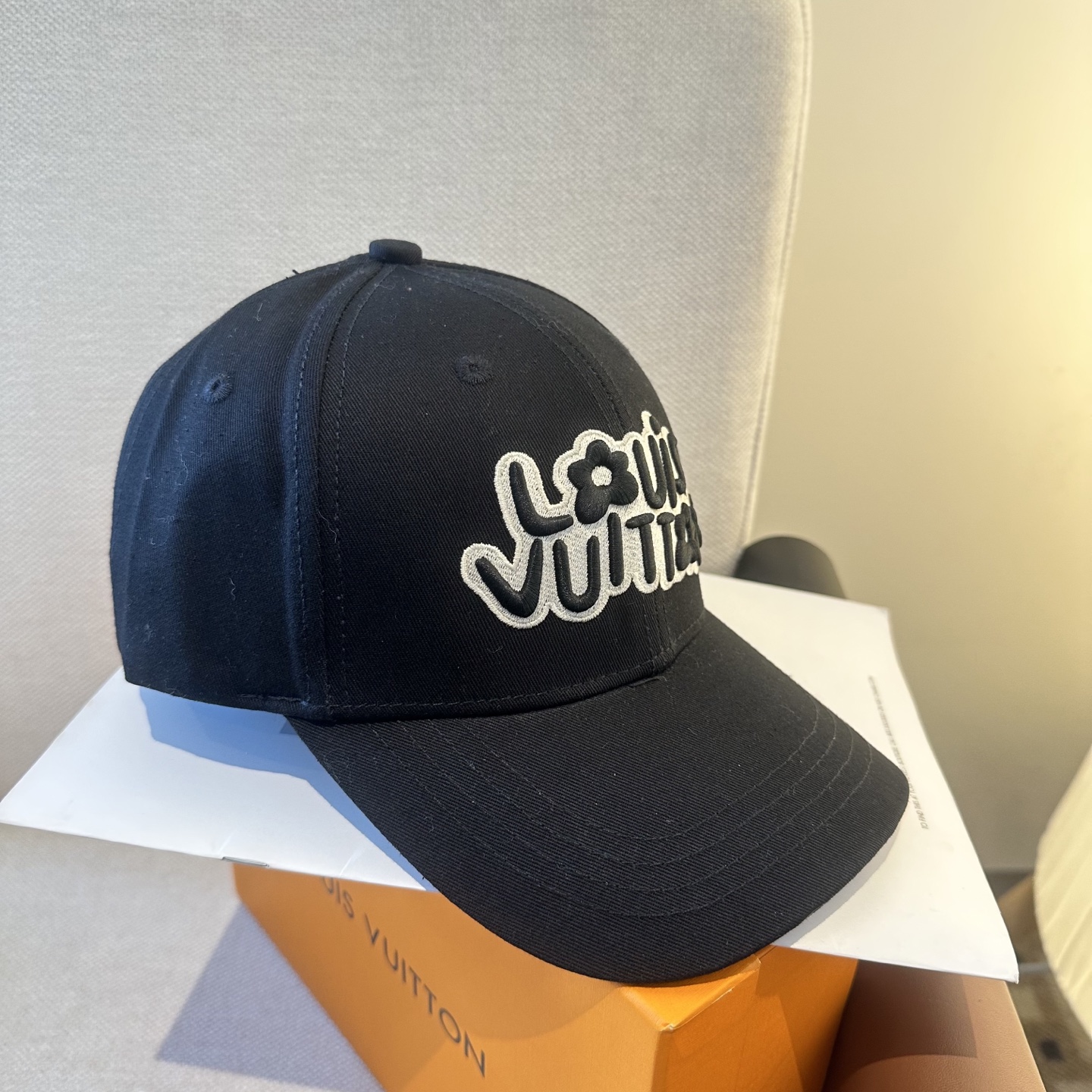 🧢路易威登棒球帽 LouisVuitton😍新款LV棒球帽，重工打造♥️高端大气，百搭款🤗男女通用！