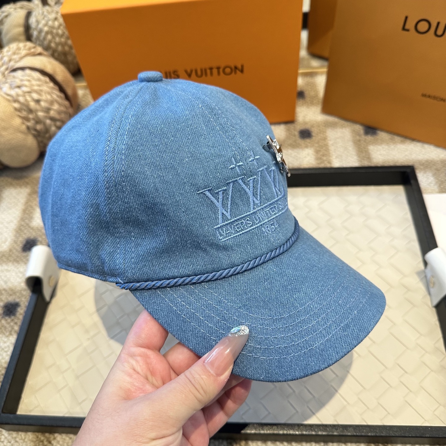 🧢路易威登棒球帽 LouisVuitton😍新款LV棒球帽，重工打造♥️高端大气，百搭款🤗男女通用！