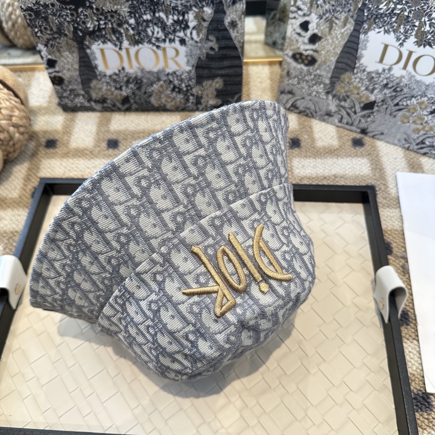 Dior 迪奥 新款原单渔夫帽， 精致純也格调很有感觉，很酷很时尚，专柜断货热门，质量超赞