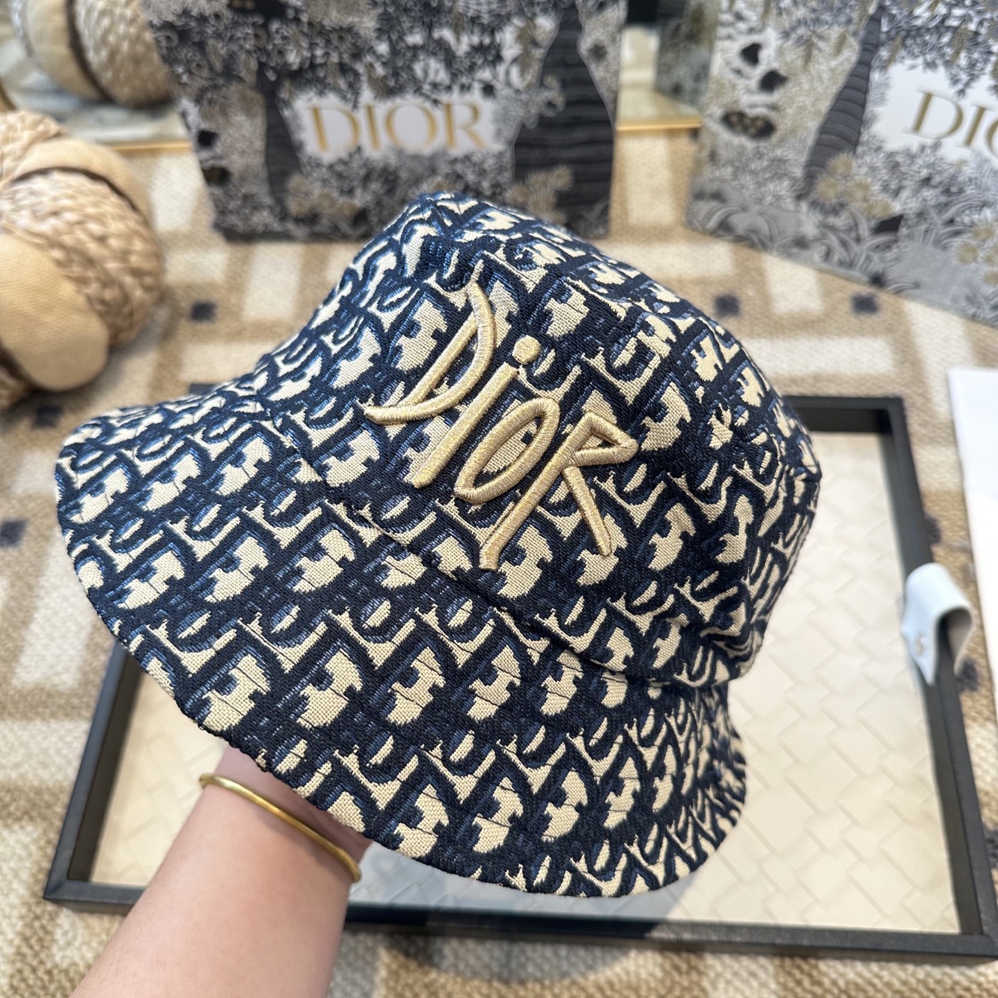 Dior 迪奥 新款原单渔夫帽， 精致純也格调很有感觉，很酷很时尚，专柜断货热门，质量超赞