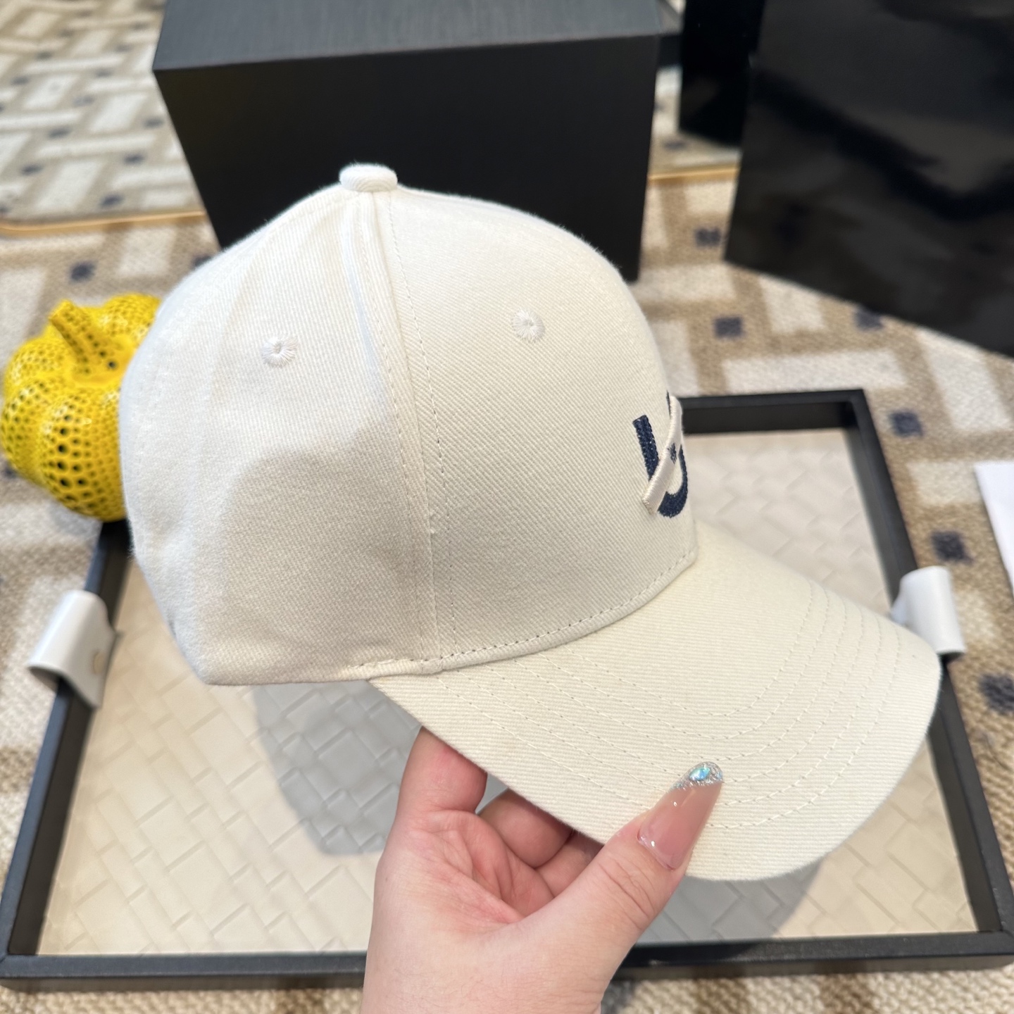 潮牌棒球帽 简单休闲风的棒球帽 减龄百搭 适配度很高！简单随性~出街拍照拗造型非常加分~男女同款 随意搭