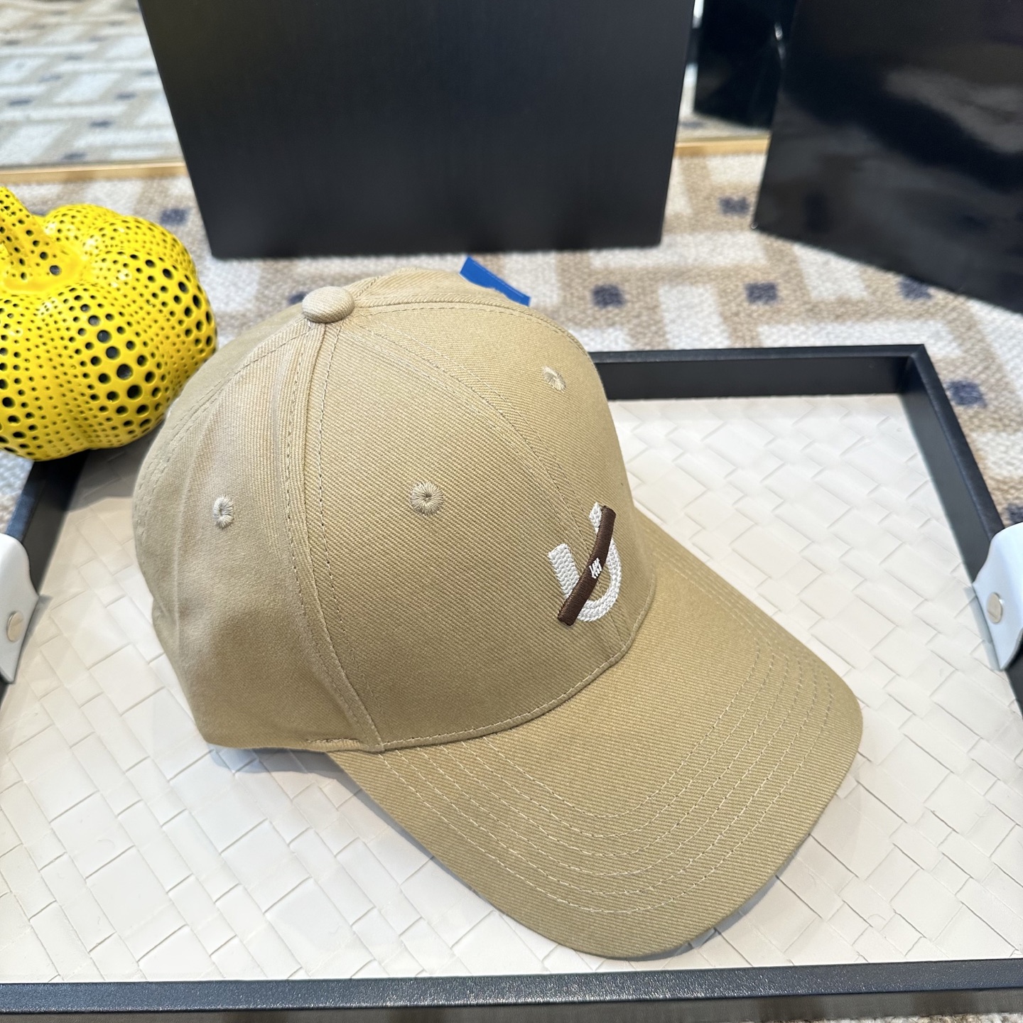 潮牌棒球帽 简单休闲风的棒球帽 减龄百搭 适配度很高！简单随性~出街拍照拗造型非常加分~男女同款 随意搭