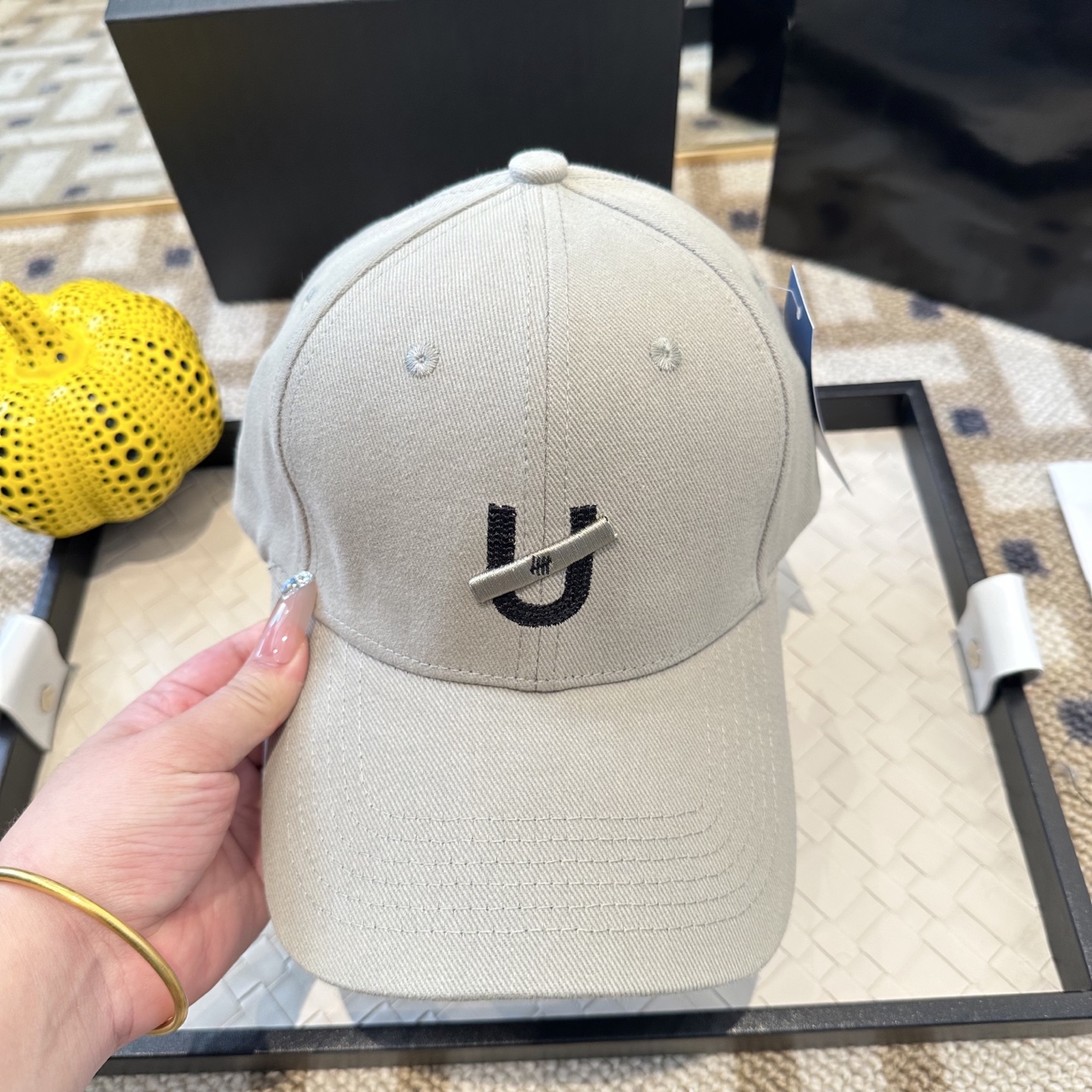 潮牌棒球帽 简单休闲风的棒球帽 减龄百搭 适配度很高！简单随性~出街拍照拗造型非常加分~男女同款 随意搭