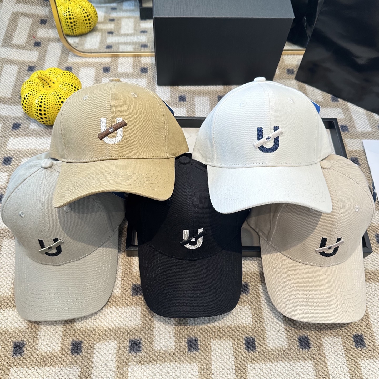 潮牌棒球帽 简单休闲风的棒球帽 减龄百搭 适配度很高！简单随性~出街拍照拗造型非常加分~男女同款 随意搭