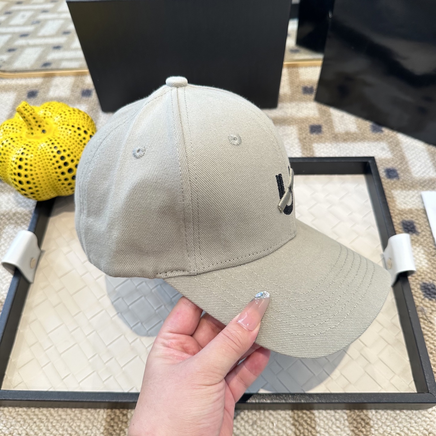 潮牌棒球帽 简单休闲风的棒球帽 减龄百搭 适配度很高！简单随性~出街拍照拗造型非常加分~男女同款 随意搭