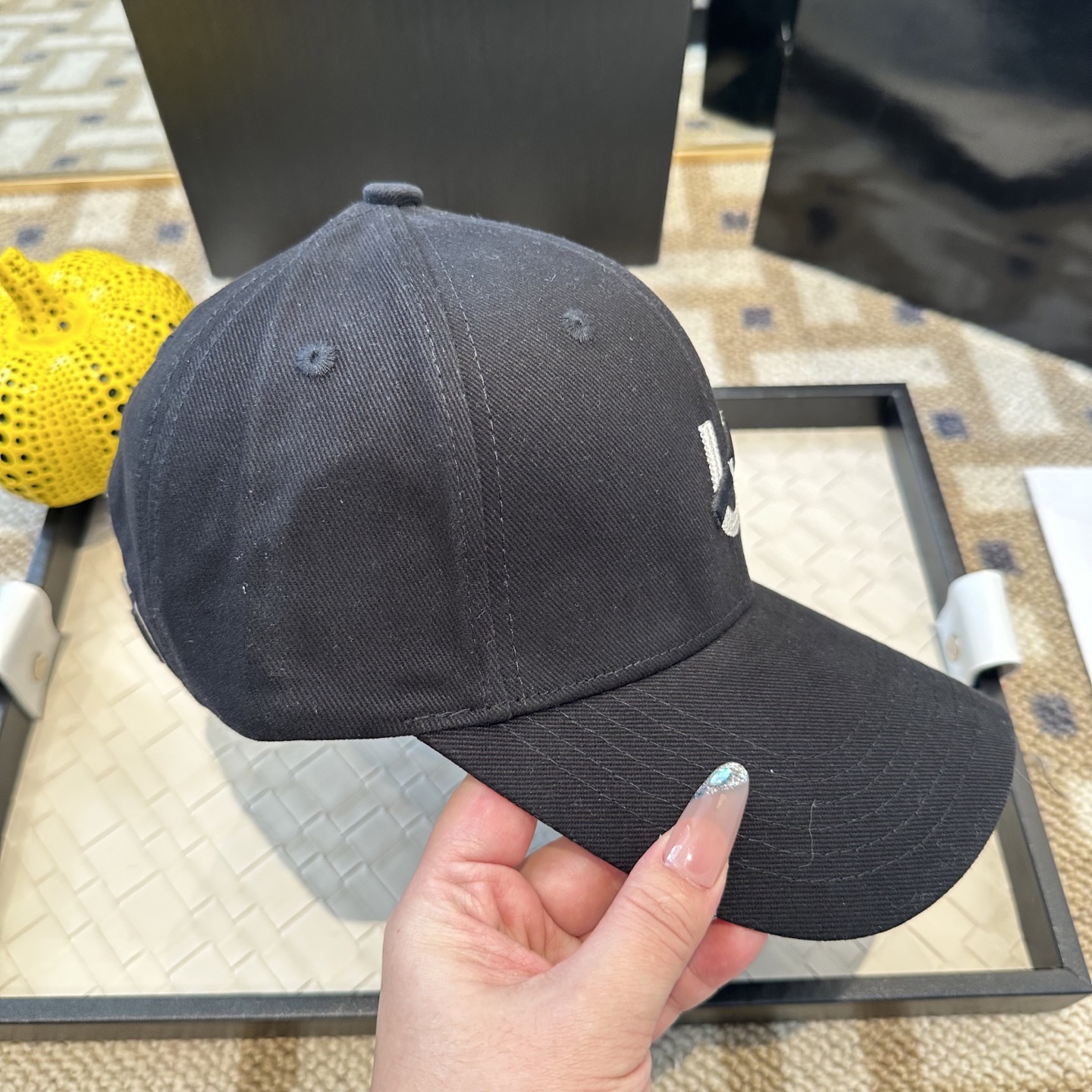 潮牌棒球帽 简单休闲风的棒球帽 减龄百搭 适配度很高！简单随性~出街拍照拗造型非常加分~男女同款 随意搭