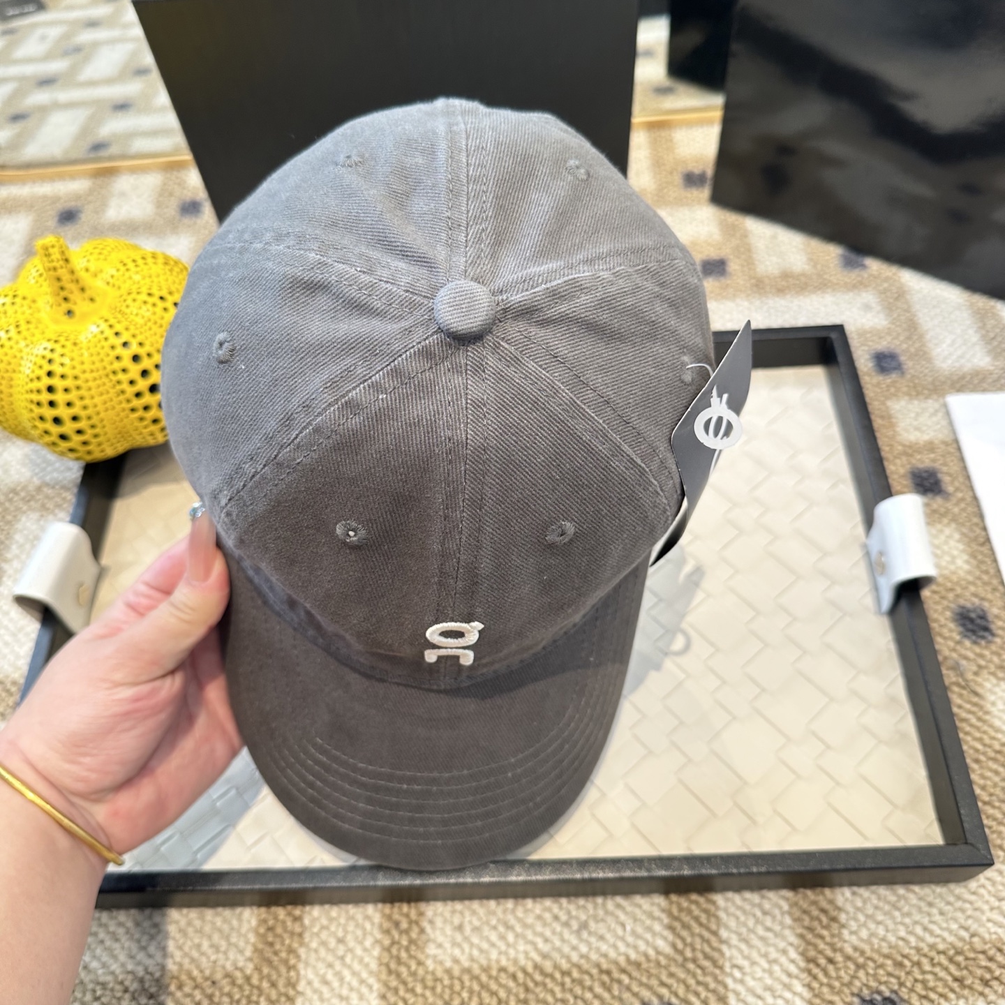 潮牌棒球帽 简单休闲风的棒球帽 减龄百搭 适配度很高！简单随性~出街拍照拗造型非常加分~男女同款 随意搭