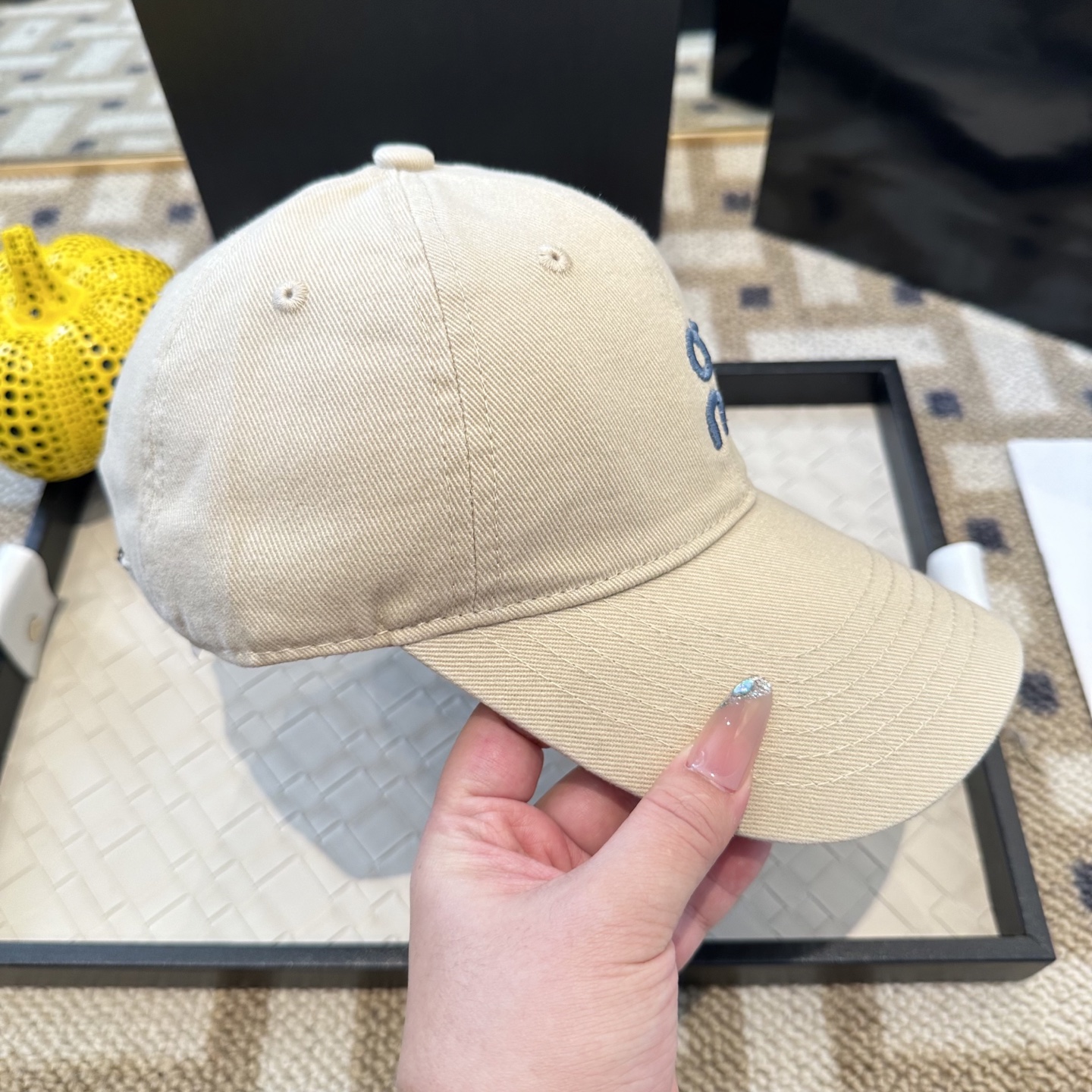 潮牌棒球帽 简单休闲风的棒球帽 减龄百搭 适配度很高！简单随性~出街拍照拗造型非常加分~男女同款 随意搭