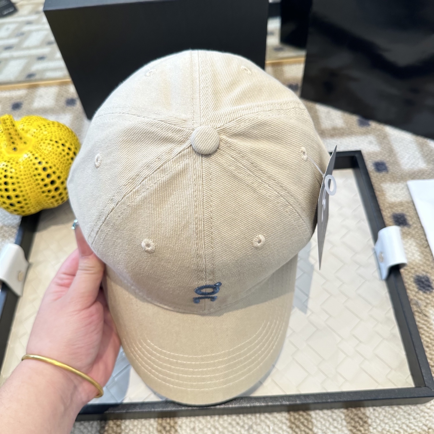 潮牌棒球帽 简单休闲风的棒球帽 减龄百搭 适配度很高！简单随性~出街拍照拗造型非常加分~男女同款 随意搭