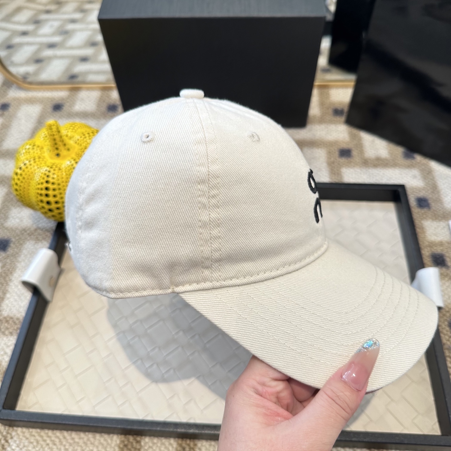 潮牌棒球帽 简单休闲风的棒球帽 减龄百搭 适配度很高！简单随性~出街拍照拗造型非常加分~男女同款 随意搭