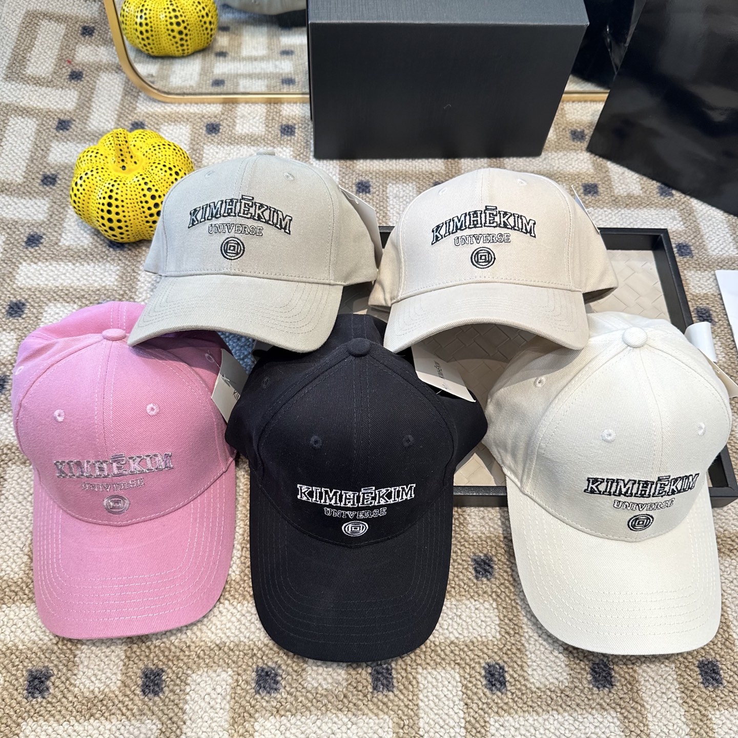 潮牌棒球帽 简单休闲风的棒球帽 减龄百搭 适配度很高！简单随性~出街拍照拗造型非常加分~男女同款 随意搭