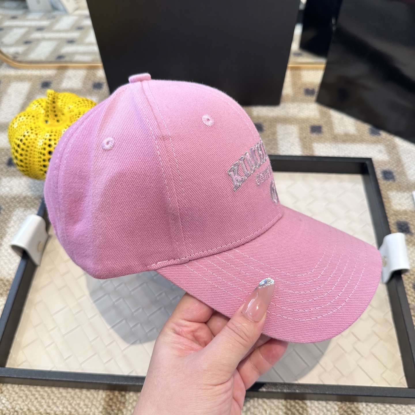 潮牌棒球帽 简单休闲风的棒球帽 减龄百搭 适配度很高！简单随性~出街拍照拗造型非常加分~男女同款 随意搭