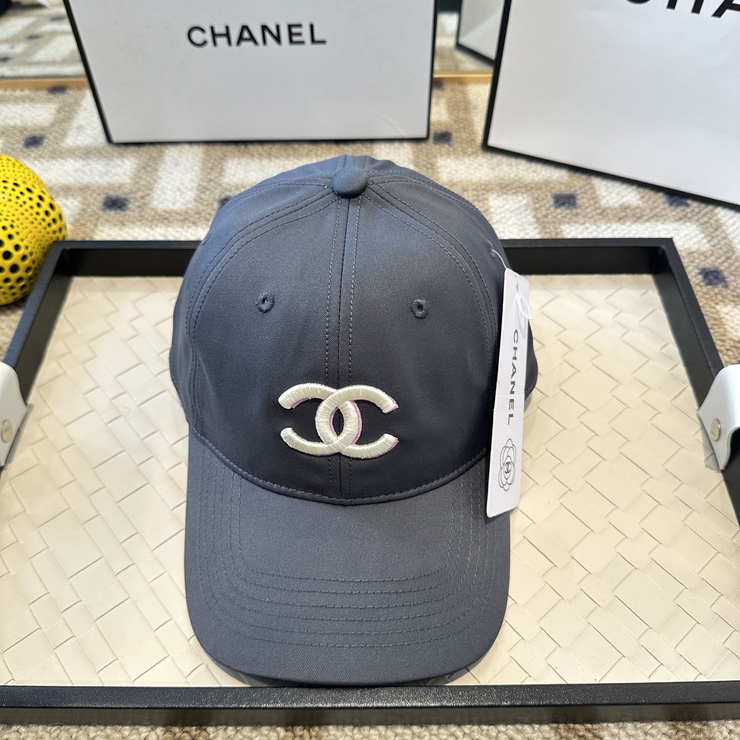 Chanel CHANEL香奈儿 新款简约刺绣logo棒球帽，新款 ， 款超好搭配，赶紧入手