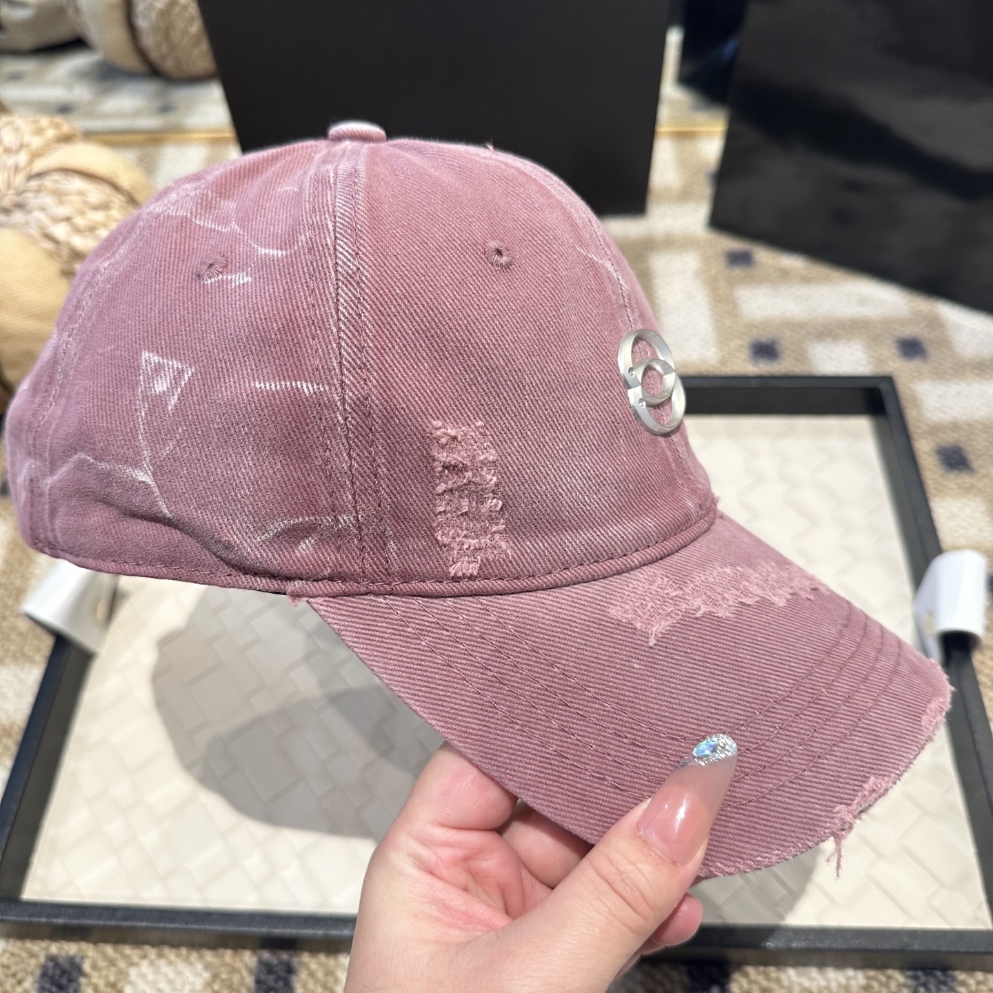 潮牌棒球帽 简单休闲风的棒球帽 减龄百搭 适配度很高！简单随性~出街拍照拗造型非常加分~男女同款 随意搭