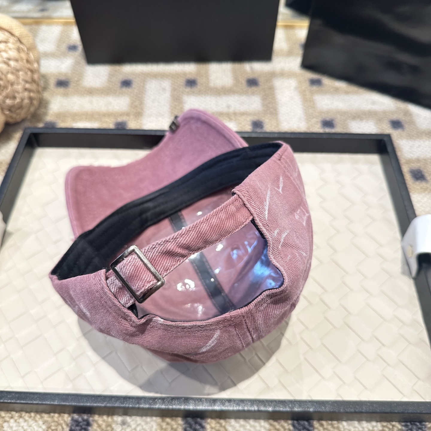 潮牌棒球帽 简单休闲风的棒球帽 减龄百搭 适配度很高！简单随性~出街拍照拗造型非常加分~男女同款 随意搭