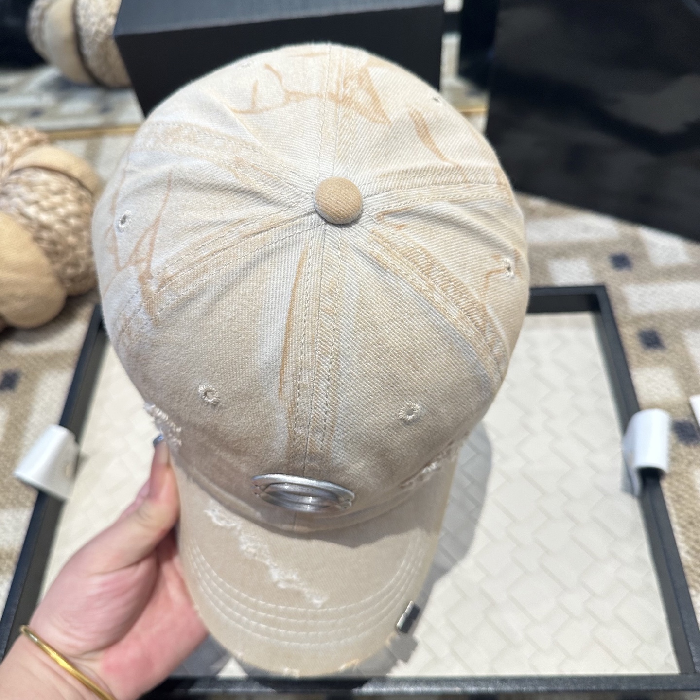 潮牌棒球帽 简单休闲风的棒球帽 减龄百搭 适配度很高！简单随性~出街拍照拗造型非常加分~男女同款 随意搭