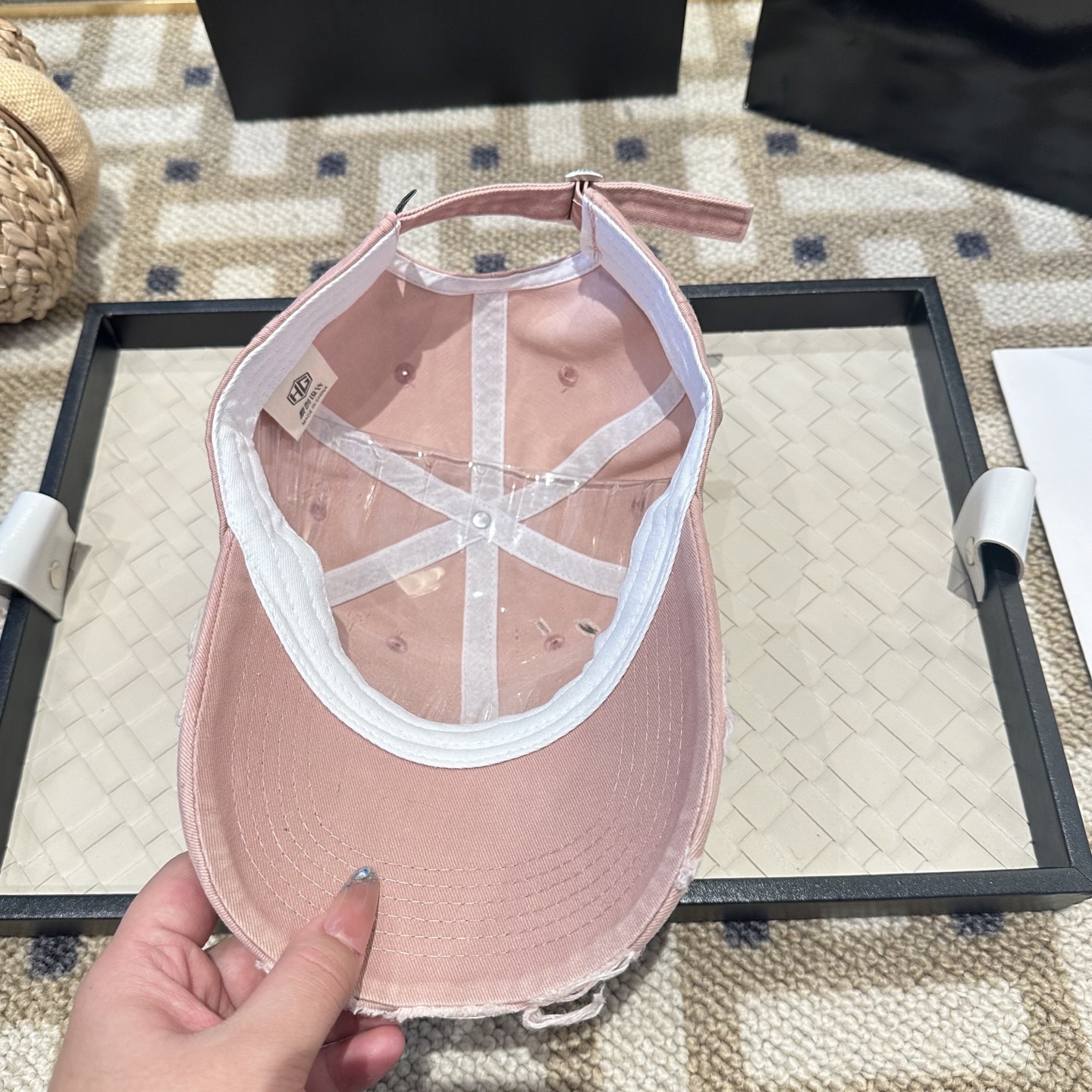 UGG潮牌棒球帽 简单休闲风的棒球帽 减龄百搭 适配度很高！简单随性~出街拍照拗造型非常加分~男女同款 