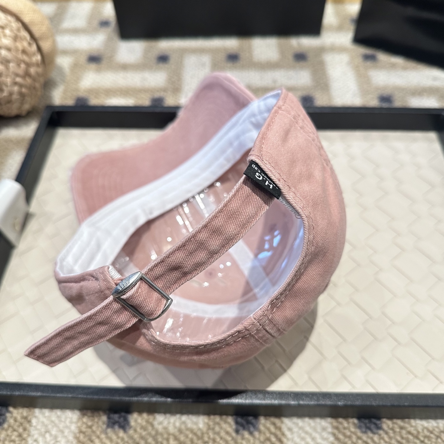 UGG潮牌棒球帽 简单休闲风的棒球帽 减龄百搭 适配度很高！简单随性~出街拍照拗造型非常加分~男女同款 