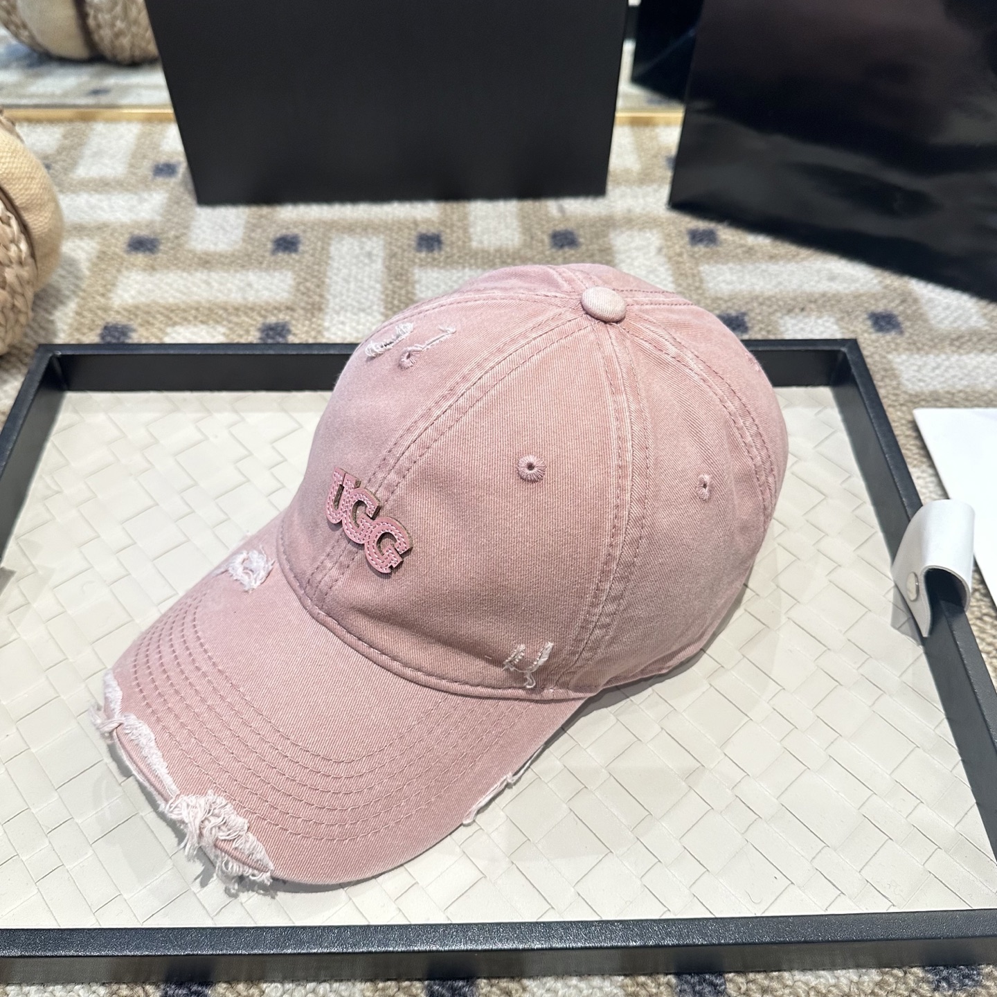 UGG潮牌棒球帽 简单休闲风的棒球帽 减龄百搭 适配度很高！简单随性~出街拍照拗造型非常加分~男女同款 