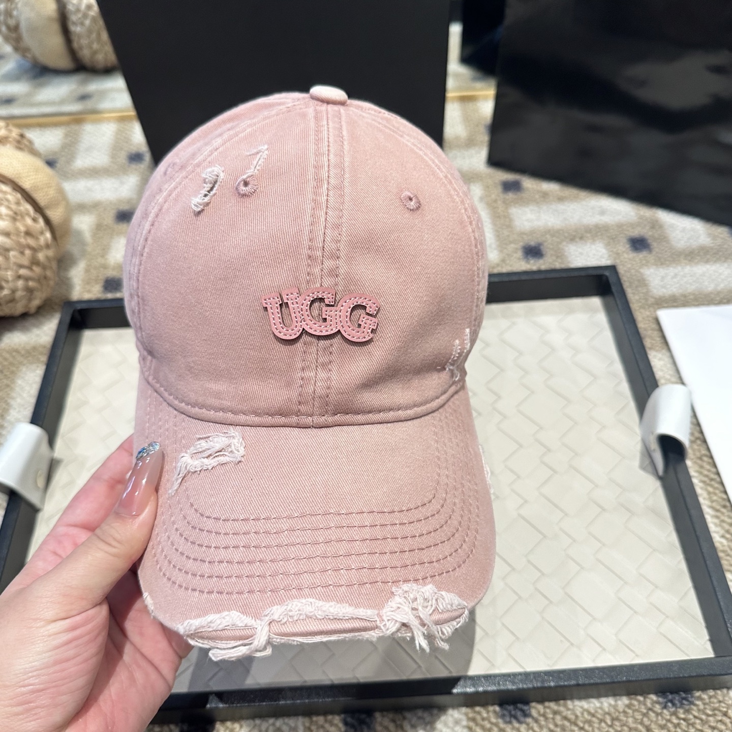 UGG潮牌棒球帽 简单休闲风的棒球帽 减龄百搭 适配度很高！简单随性~出街拍照拗造型非常加分~男女同款 