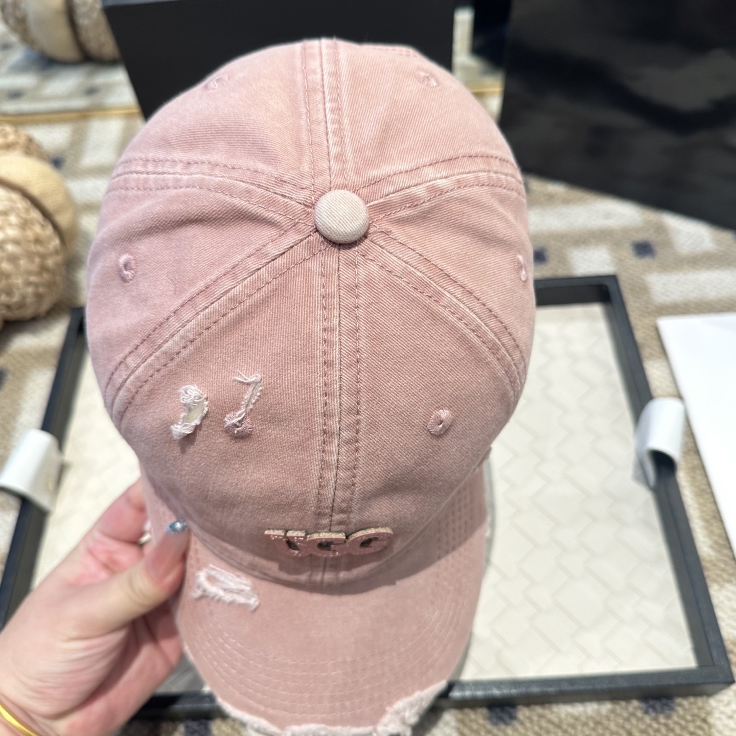 UGG潮牌棒球帽 简单休闲风的棒球帽 减龄百搭 适配度很高！简单随性~出街拍照拗造型非常加分~男女同款 