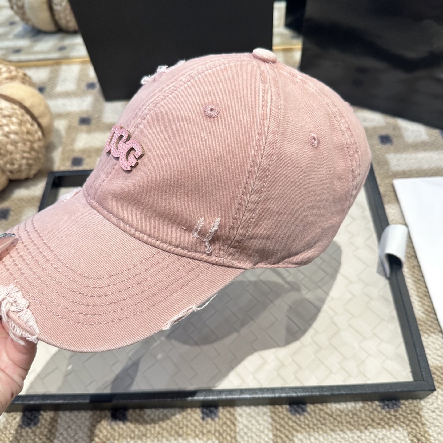 UGG潮牌棒球帽 简单休闲风的棒球帽 减龄百搭 适配度很高！简单随性~出街拍照拗造型非常加分~男女同款 