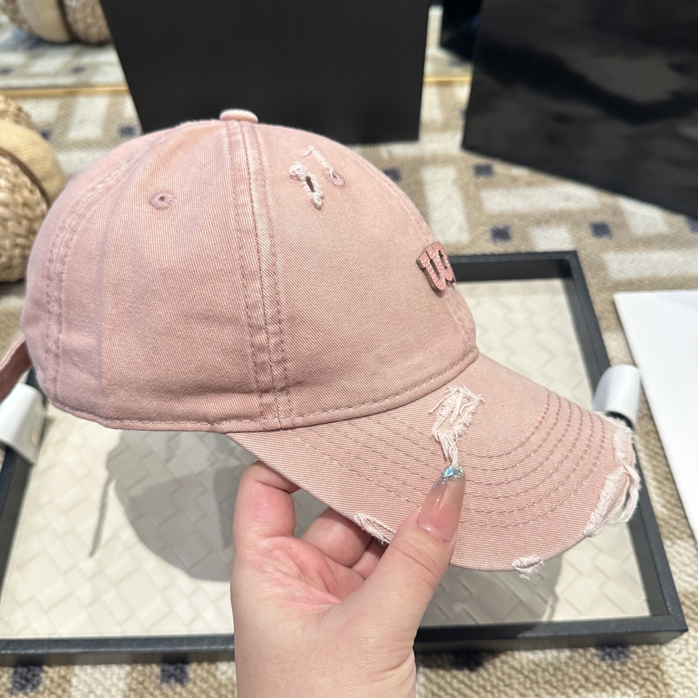 UGG潮牌棒球帽 简单休闲风的棒球帽 减龄百搭 适配度很高！简单随性~出街拍照拗造型非常加分~男女同款 