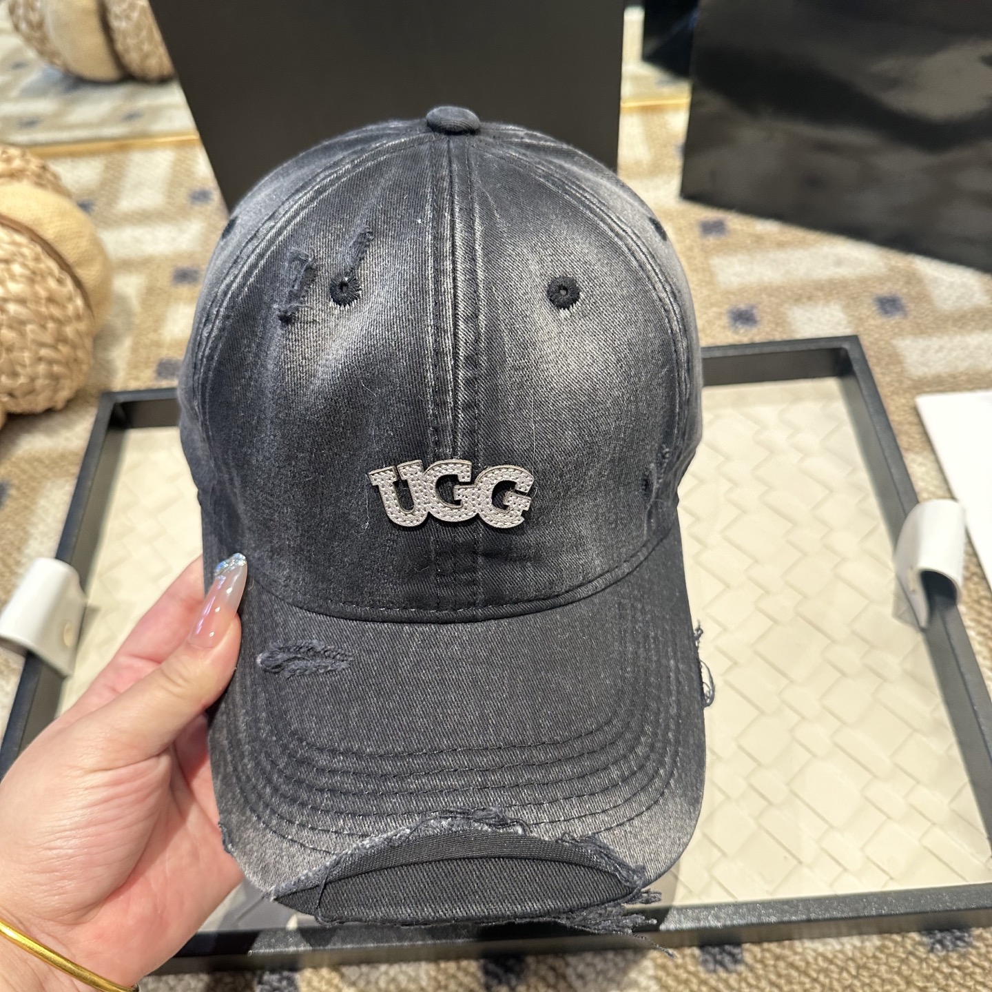 UGG潮牌棒球帽 简单休闲风的棒球帽 减龄百搭 适配度很高！简单随性~出街拍照拗造型非常加分~男女同款 