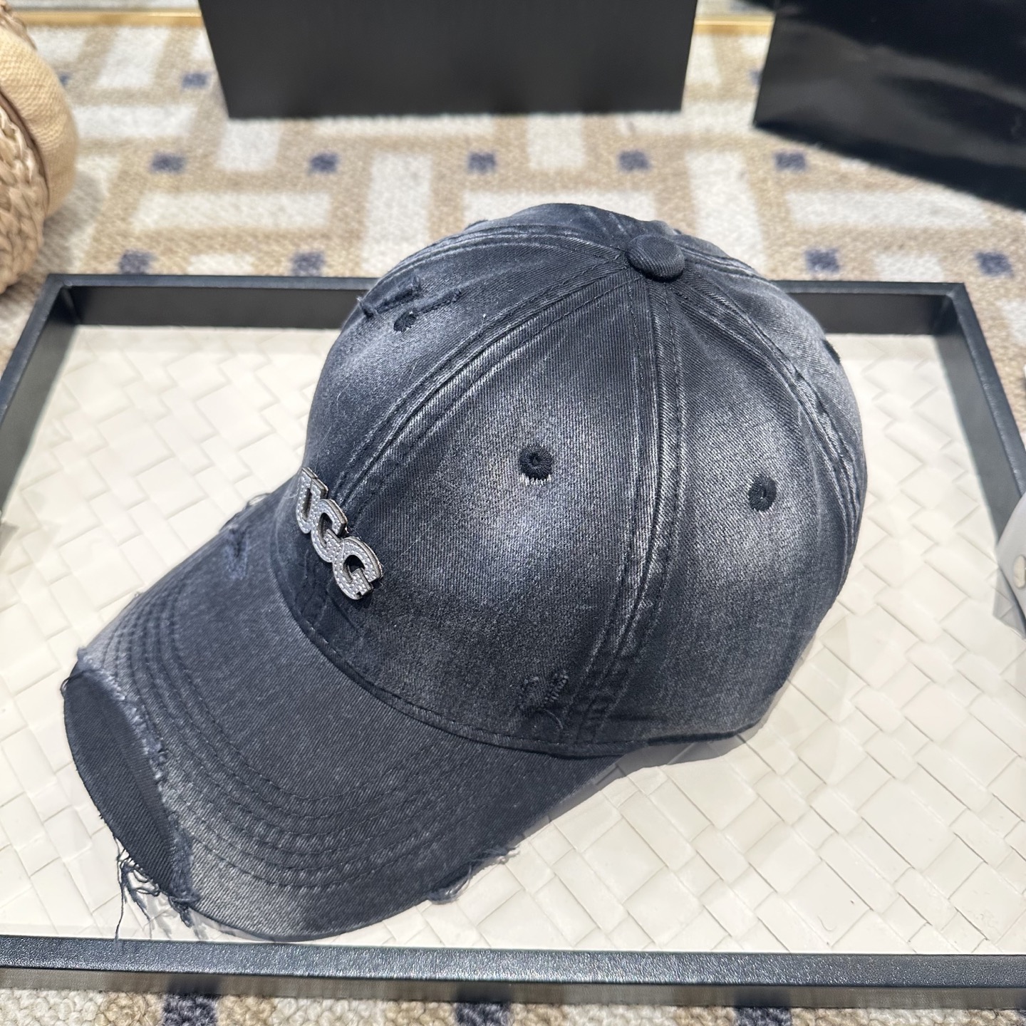 UGG潮牌棒球帽 简单休闲风的棒球帽 减龄百搭 适配度很高！简单随性~出街拍照拗造型非常加分~男女同款 