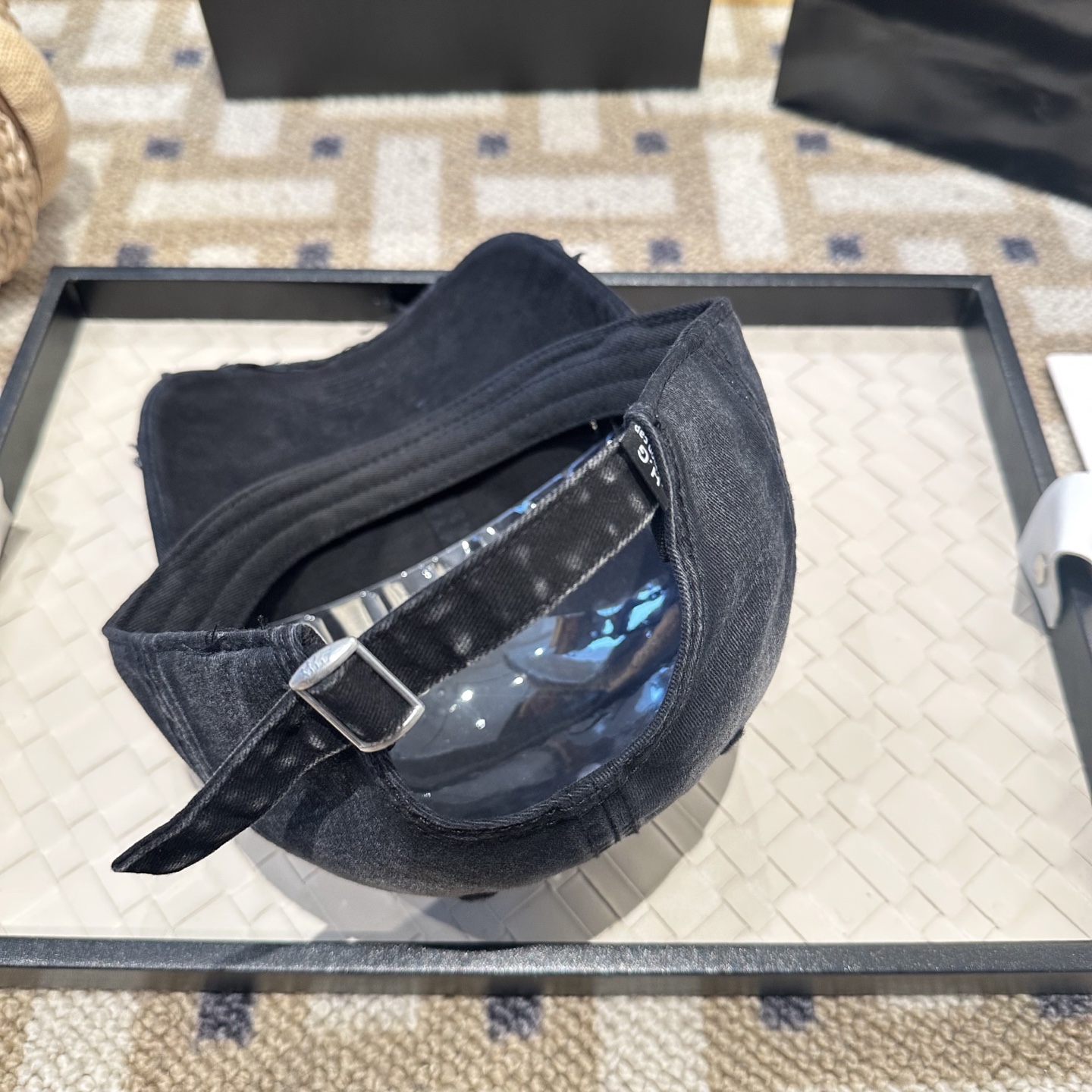 UGG潮牌棒球帽 简单休闲风的棒球帽 减龄百搭 适配度很高！简单随性~出街拍照拗造型非常加分~男女同款 