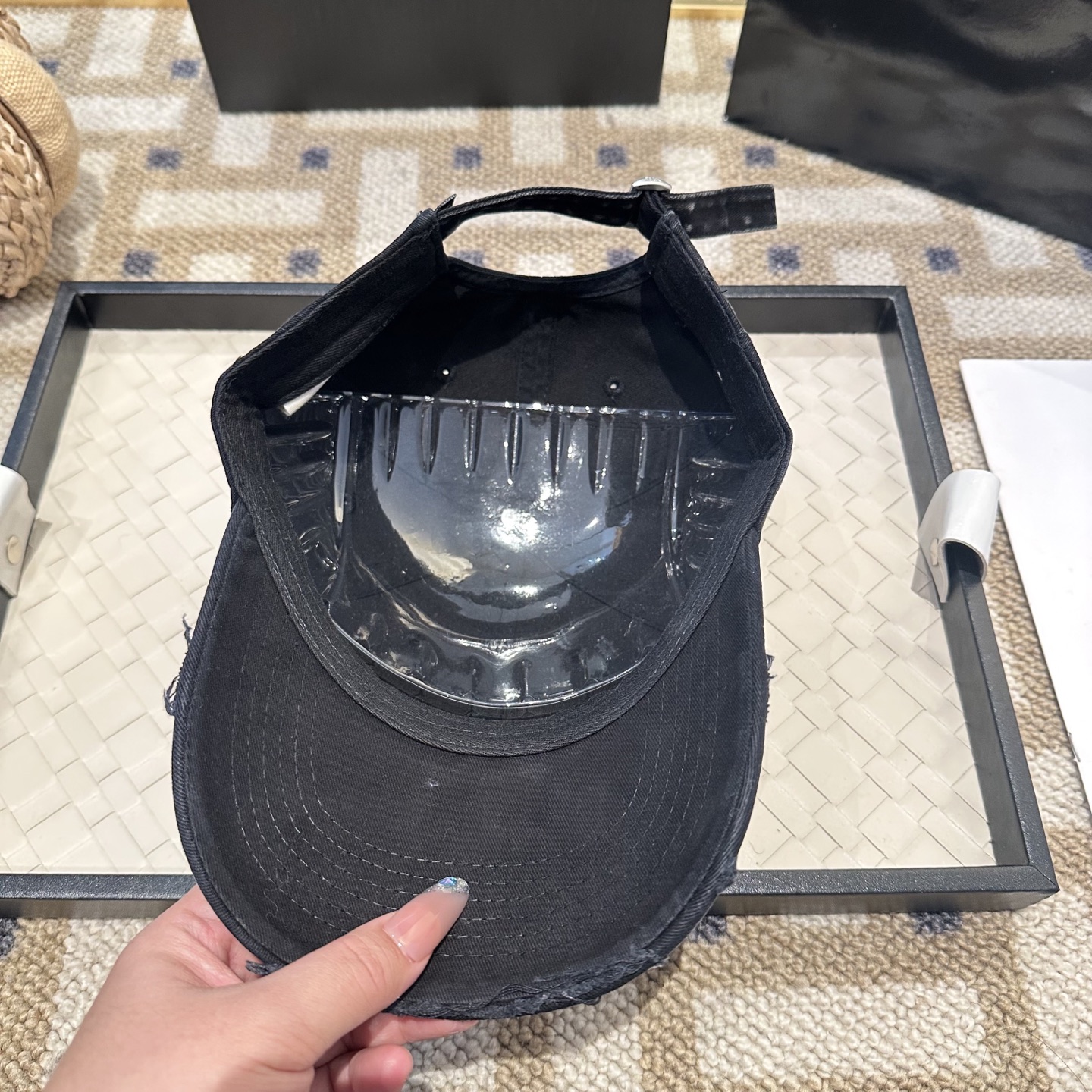 UGG潮牌棒球帽 简单休闲风的棒球帽 减龄百搭 适配度很高！简单随性~出街拍照拗造型非常加分~男女同款 