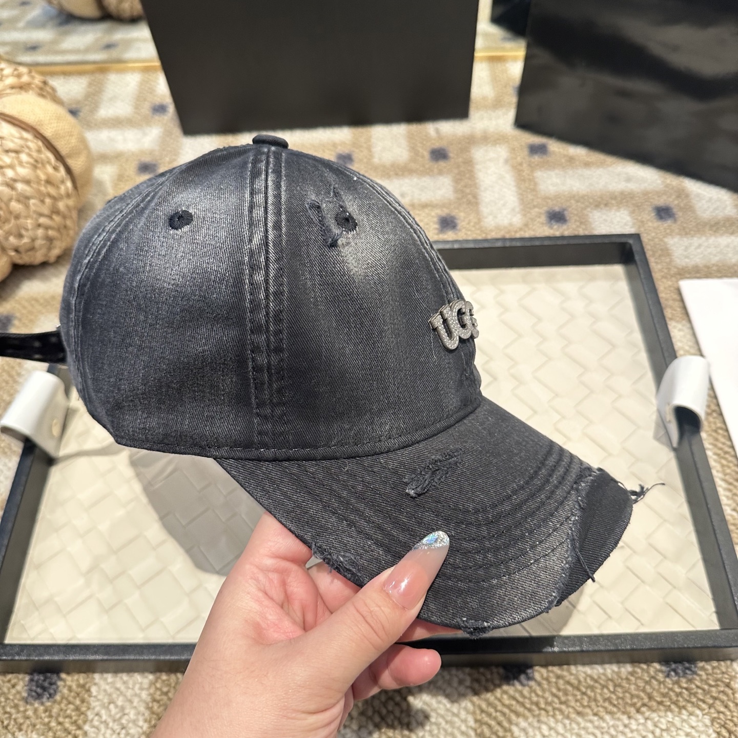 UGG潮牌棒球帽 简单休闲风的棒球帽 减龄百搭 适配度很高！简单随性~出街拍照拗造型非常加分~男女同款 