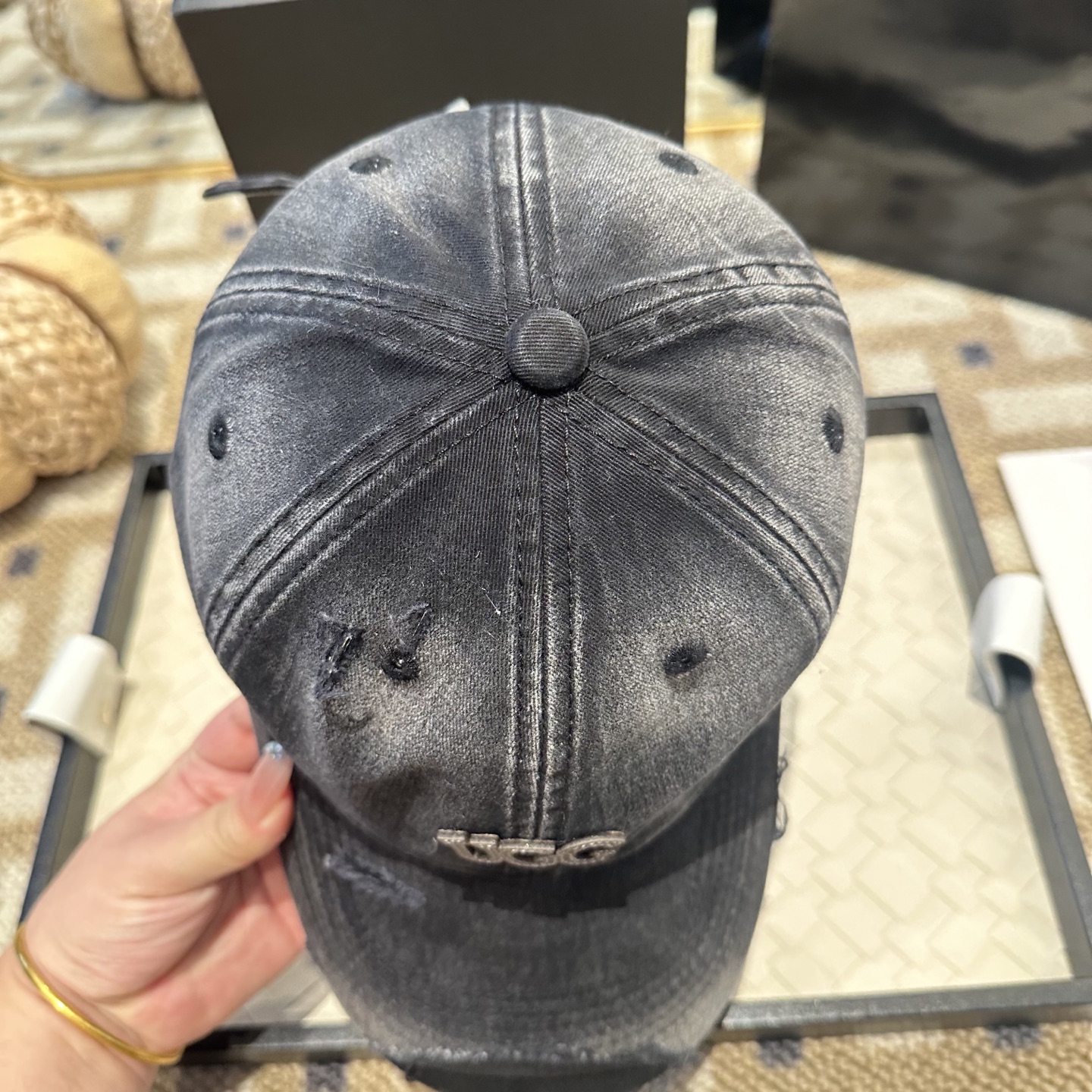 UGG潮牌棒球帽 简单休闲风的棒球帽 减龄百搭 适配度很高！简单随性~出街拍照拗造型非常加分~男女同款 