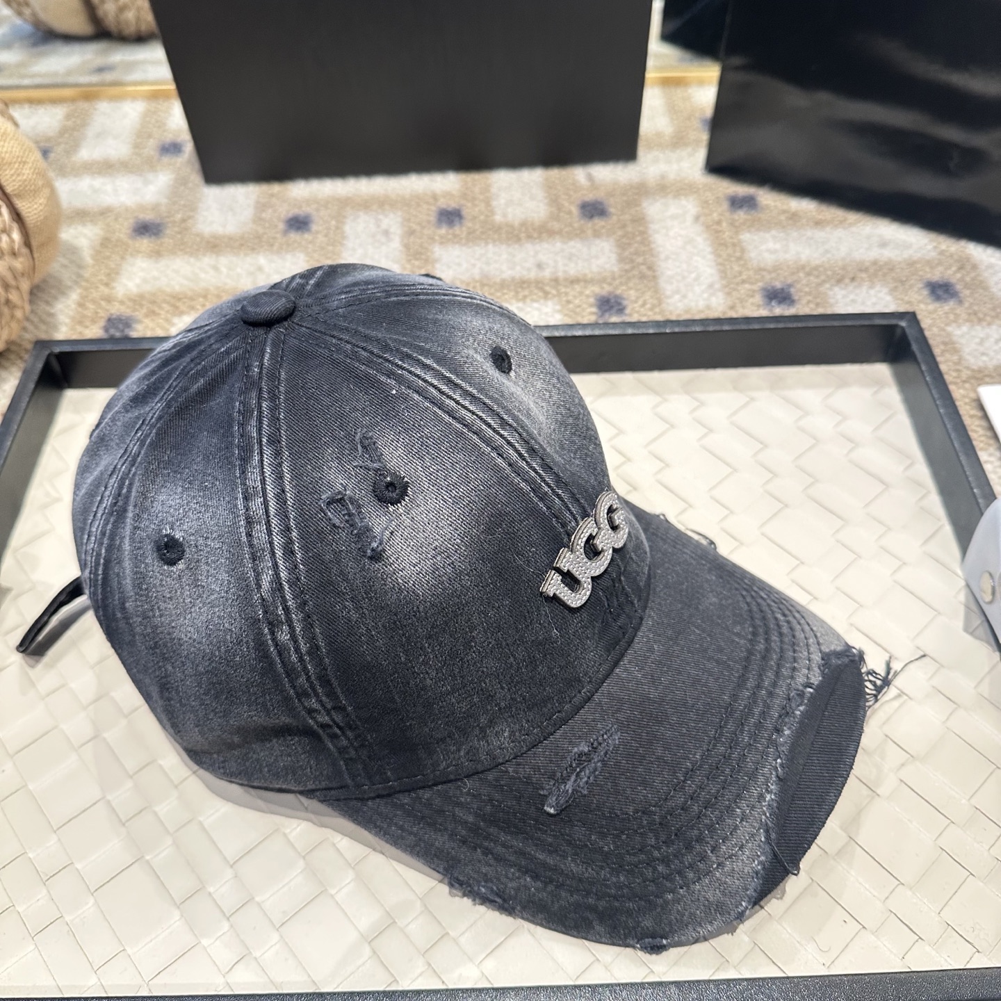 UGG潮牌棒球帽 简单休闲风的棒球帽 减龄百搭 适配度很高！简单随性~出街拍照拗造型非常加分~男女同款 