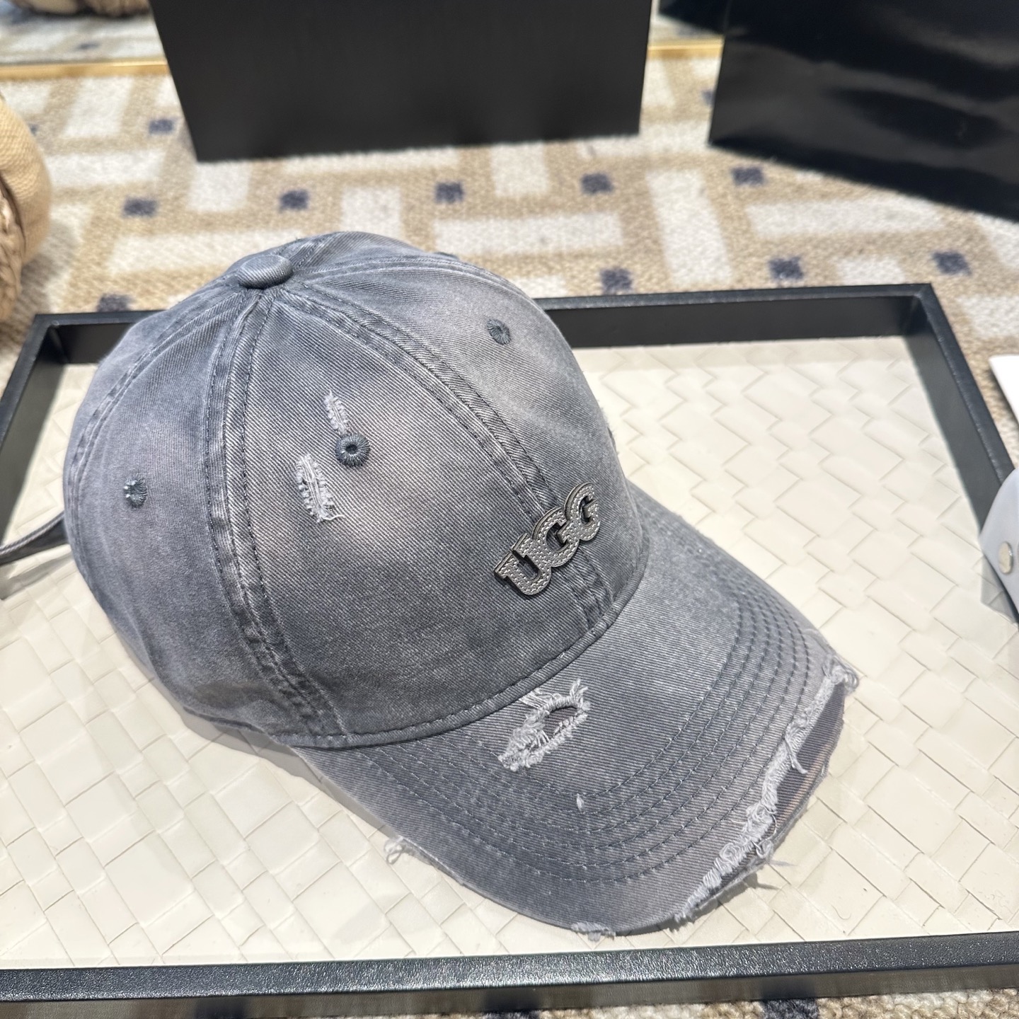 UGG潮牌棒球帽 简单休闲风的棒球帽 减龄百搭 适配度很高！简单随性~出街拍照拗造型非常加分~男女同款 