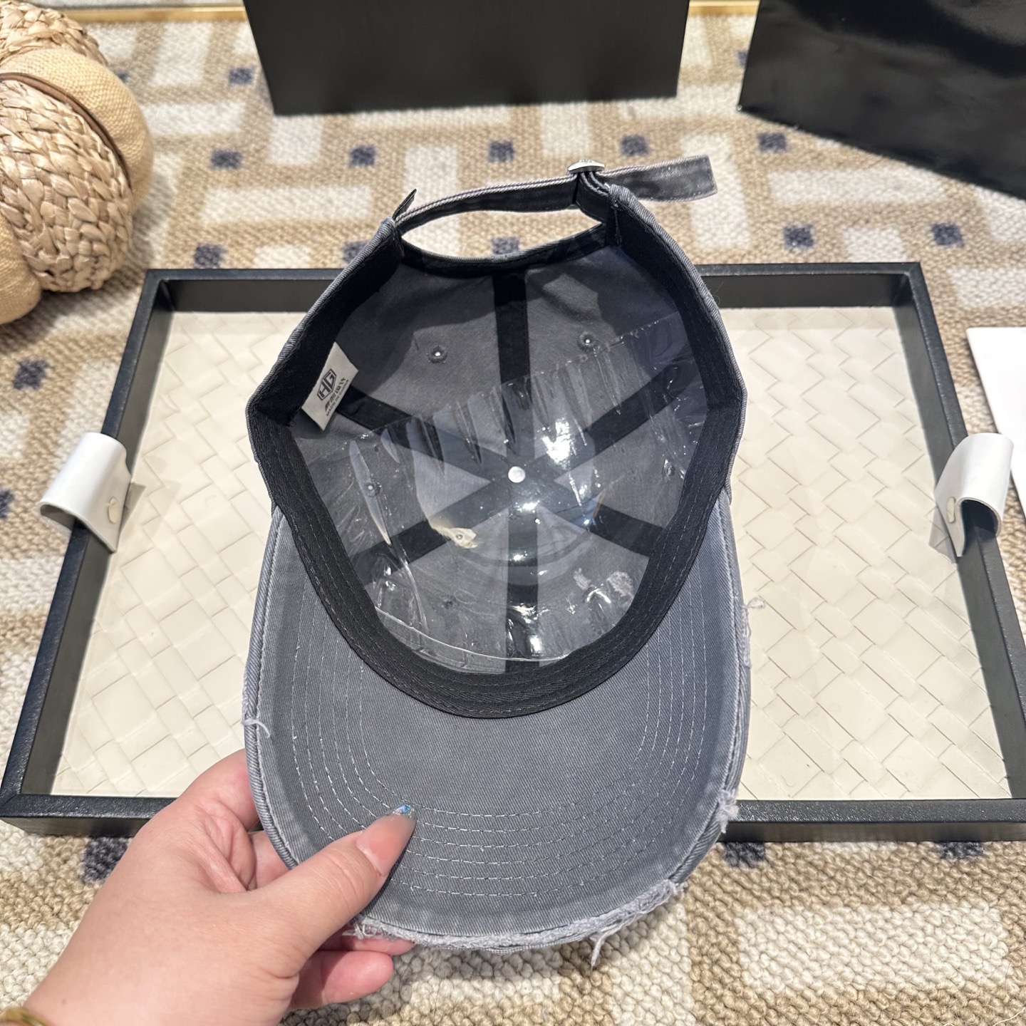 UGG潮牌棒球帽 简单休闲风的棒球帽 减龄百搭 适配度很高！简单随性~出街拍照拗造型非常加分~男女同款 