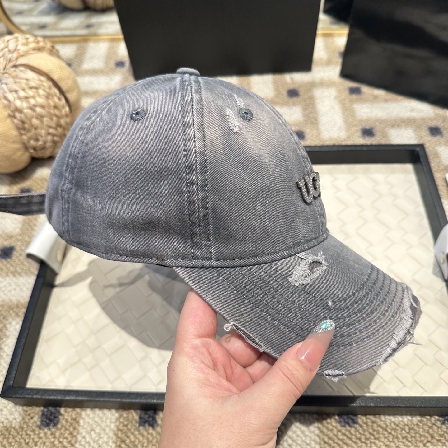 UGG潮牌棒球帽 简单休闲风的棒球帽 减龄百搭 适配度很高！简单随性~出街拍照拗造型非常加分~男女同款 