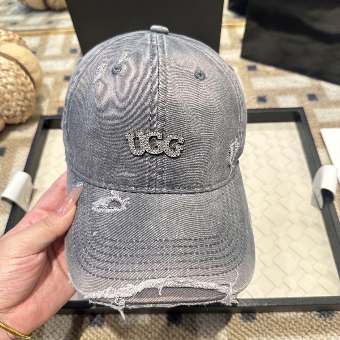 UGG潮牌棒球帽 简单休闲风的棒球帽 减龄百搭 适配度很高！简单随性~出街拍照拗造型非常加分~男女同款 