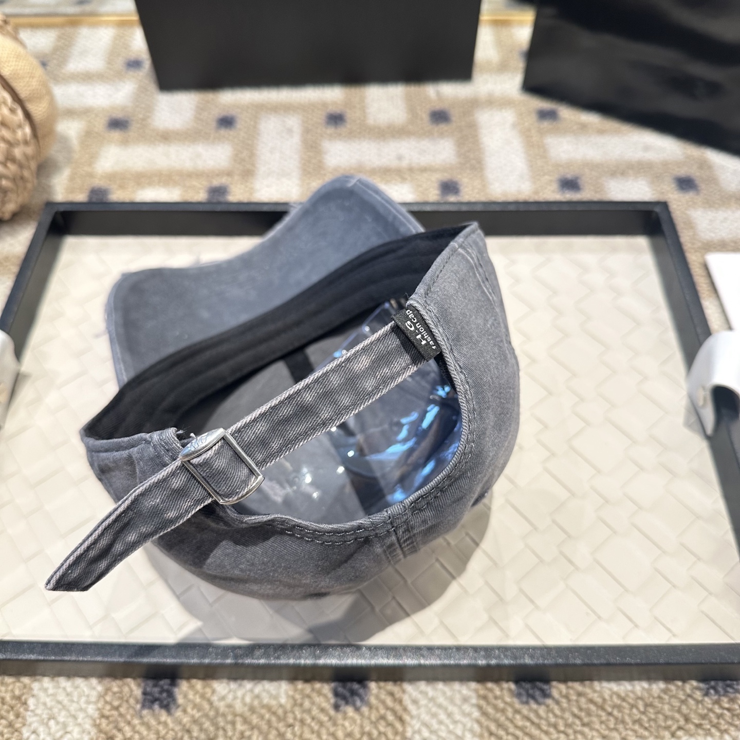 UGG潮牌棒球帽 简单休闲风的棒球帽 减龄百搭 适配度很高！简单随性~出街拍照拗造型非常加分~男女同款 